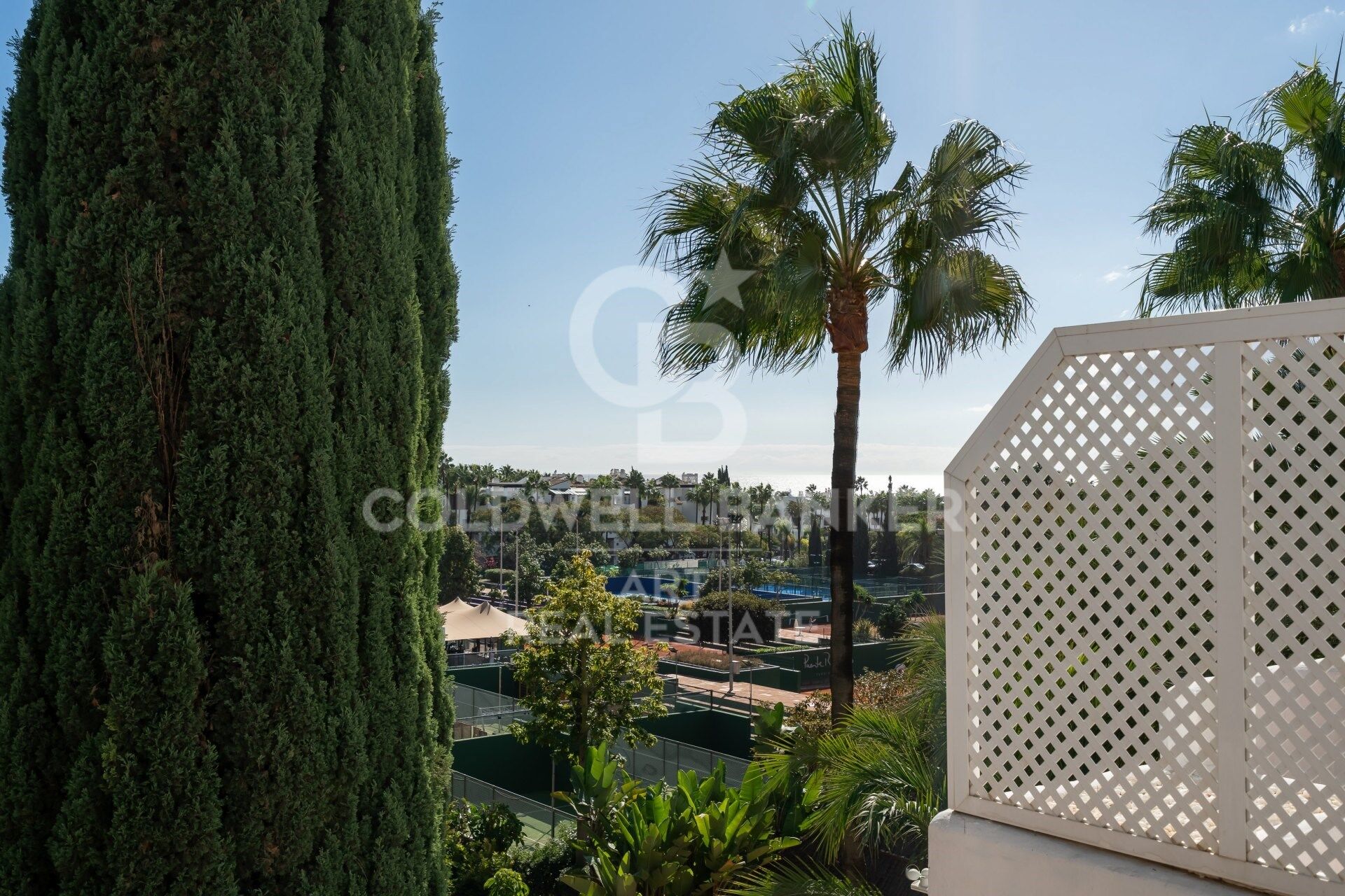 Elegantes Duplex-Penthouse mit vier Schlafzimmern in Puente Romano, Marbella