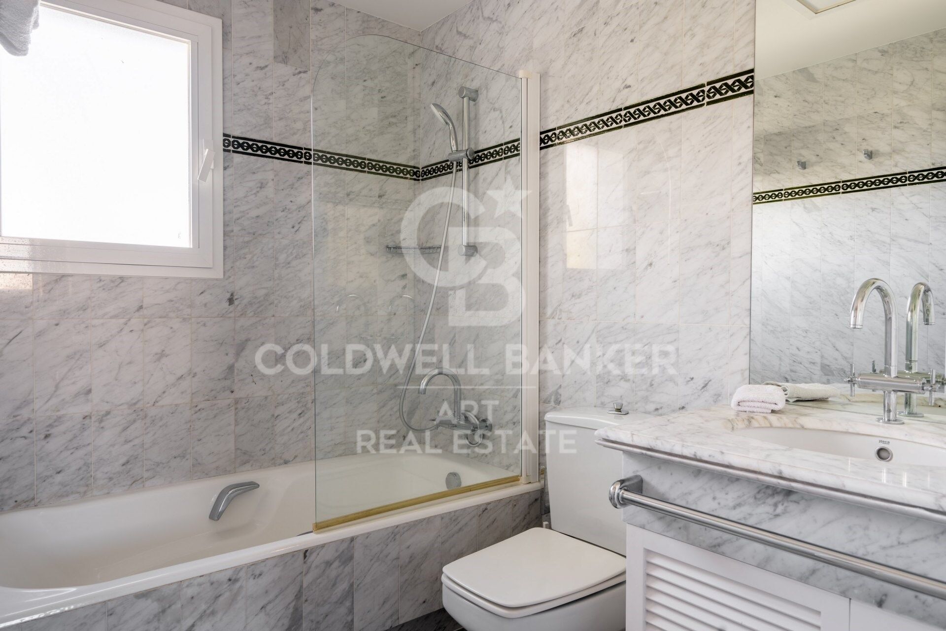 Elegante ático dúplex de cuatro dormitorios en Puente Romano, Marbella