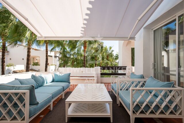 Elegante ático dúplex de cuatro dormitorios en Puente Romano, Marbella