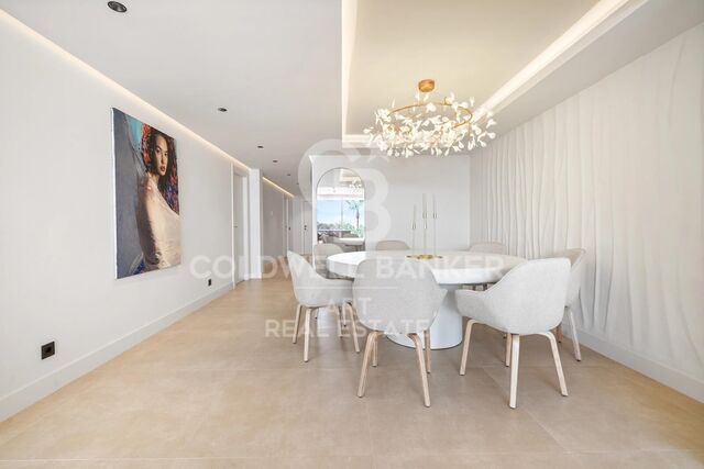 Luxueuse Propriété Entièrement Rénovée de 3 Chambres avec Superbes Vues sur la Mer au Cur de Nueva Andalucía