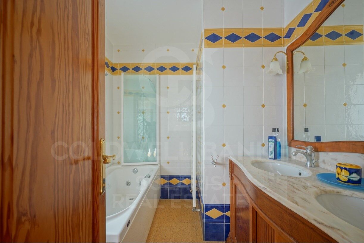 Encantadora Villa Tradicional con Vistas Panorámicas en La Corona, Jávea