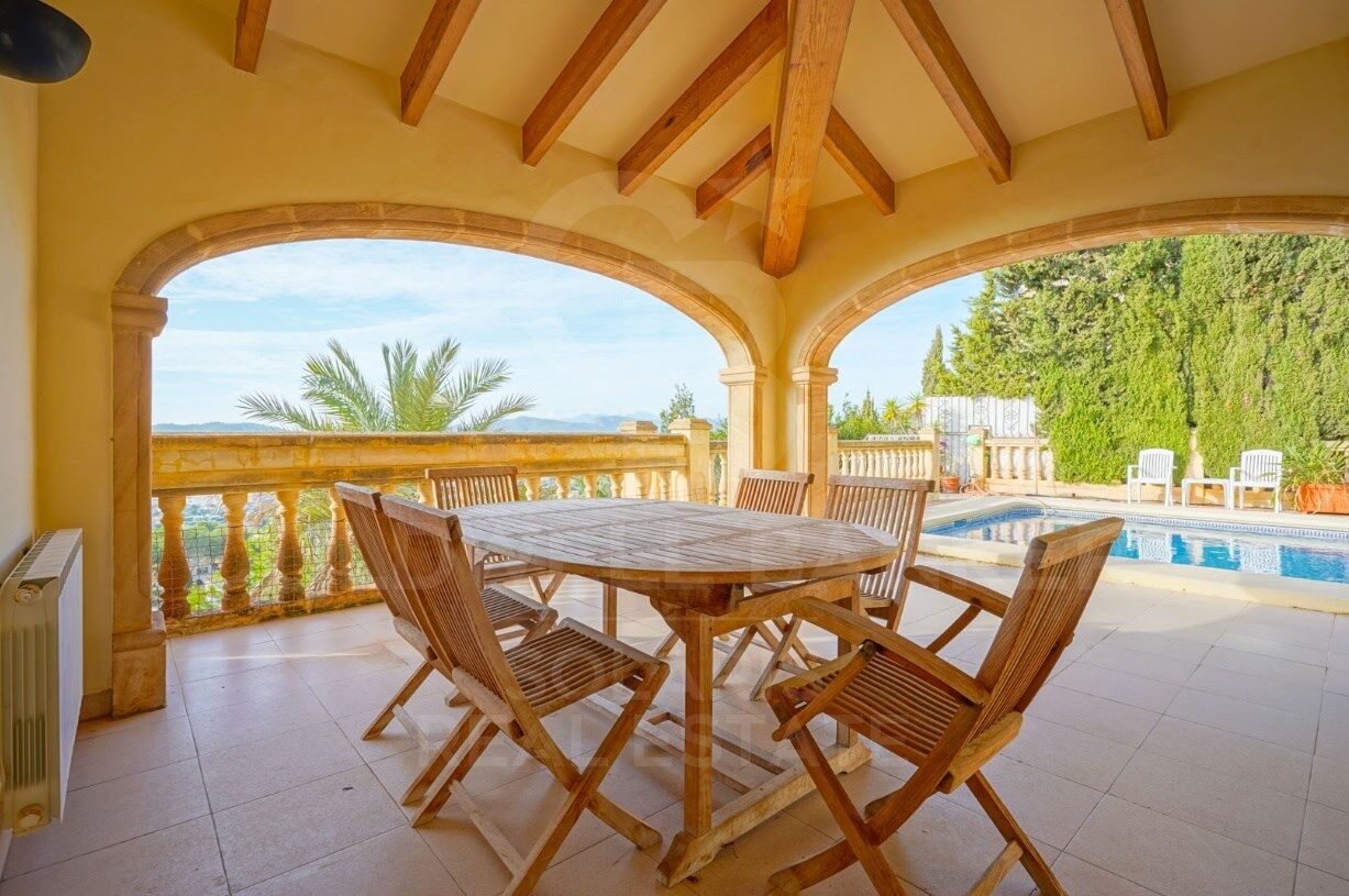 Encantadora Villa Tradicional con Vistas Panorámicas en La Corona, Jávea