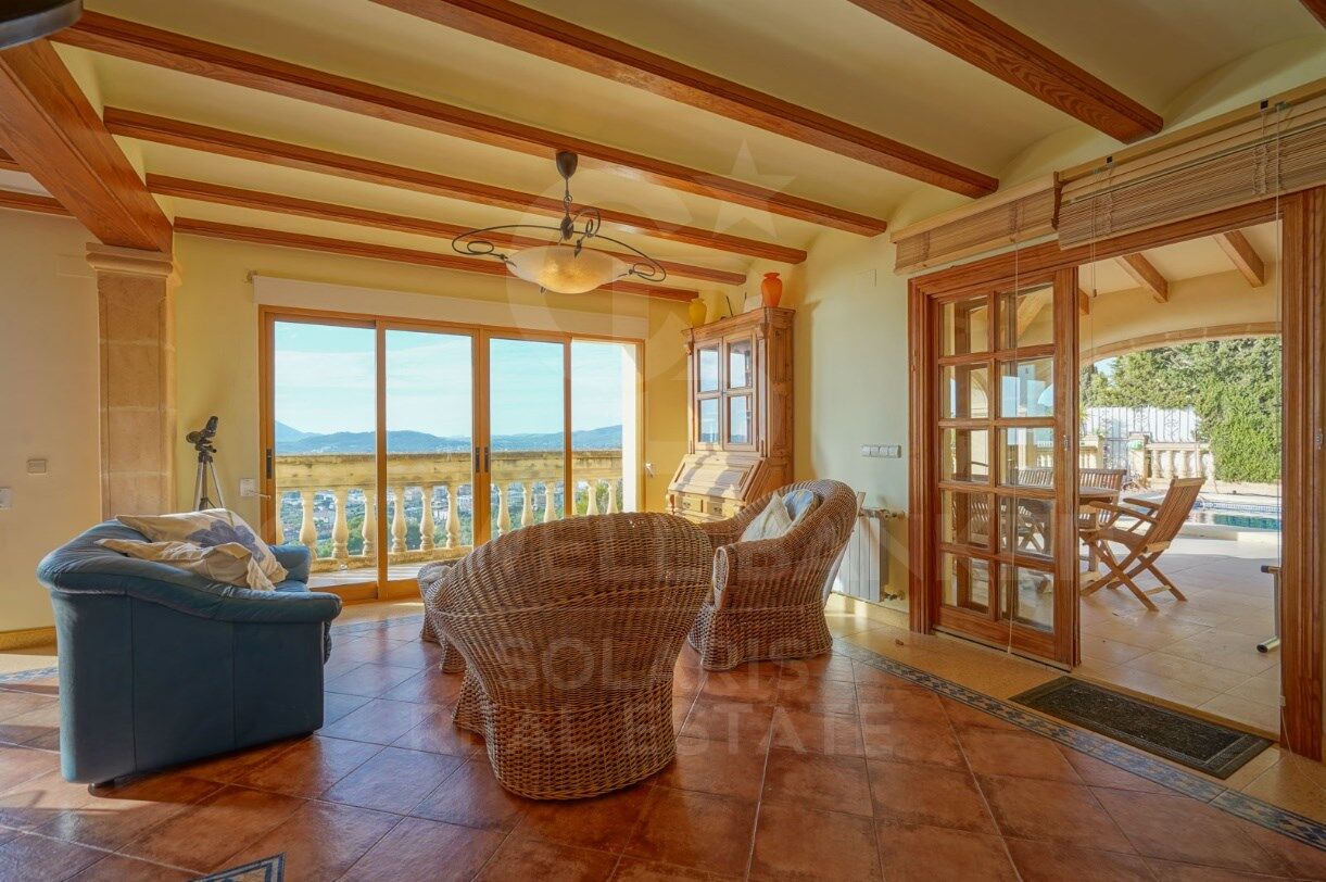 Encantadora Villa Tradicional con Vistas Panorámicas en La Corona, Jávea