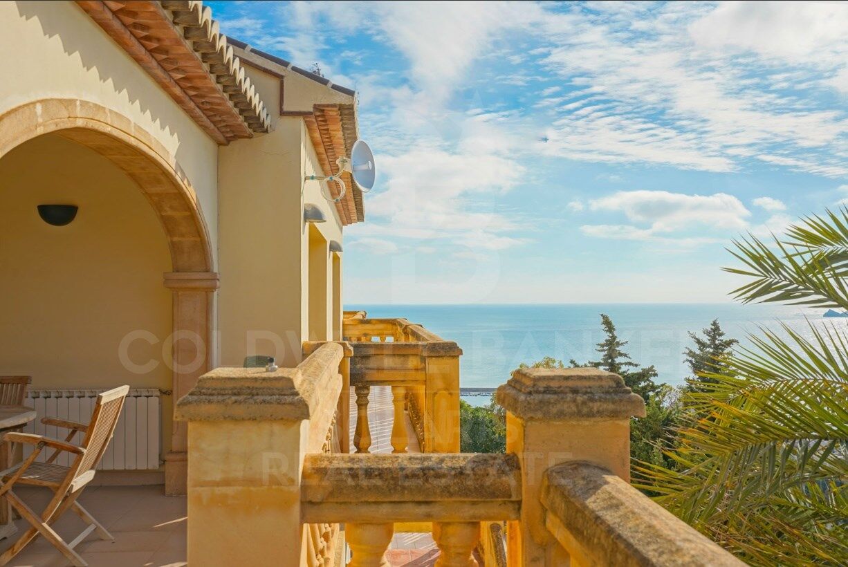 Encantadora Villa Tradicional con Vistas Panorámicas en La Corona, Jávea
