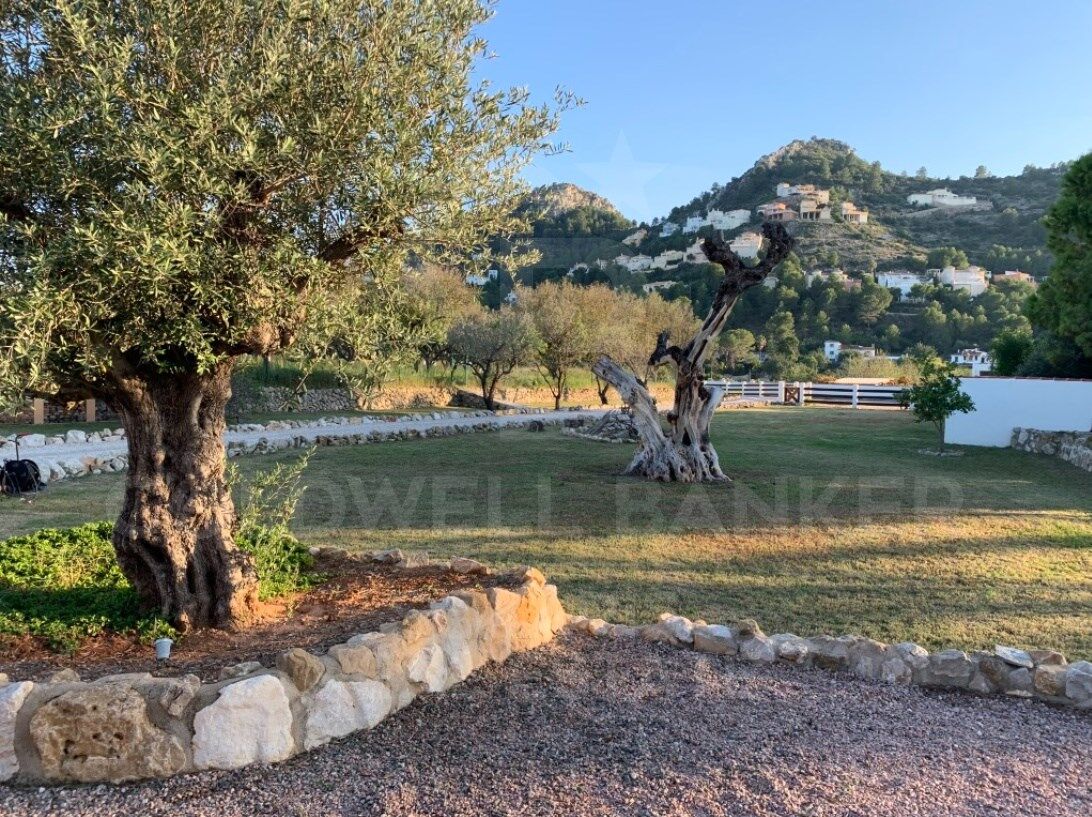 Majestuosa Villa Mediterránea con 10.000 m² de Parcela y Vistas Panorámicas en Pedreguer