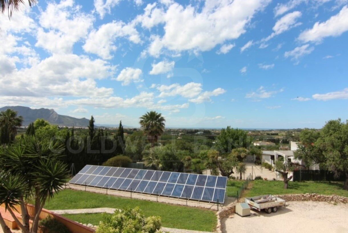 Maison rustique avec grand terrain plat à vendre à Pedreguer