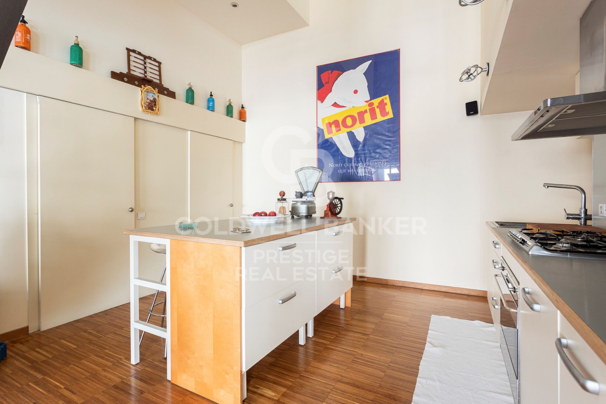 Loft singular a pocos minutos del Park Güell 265 m², triple altura y usos versátiles