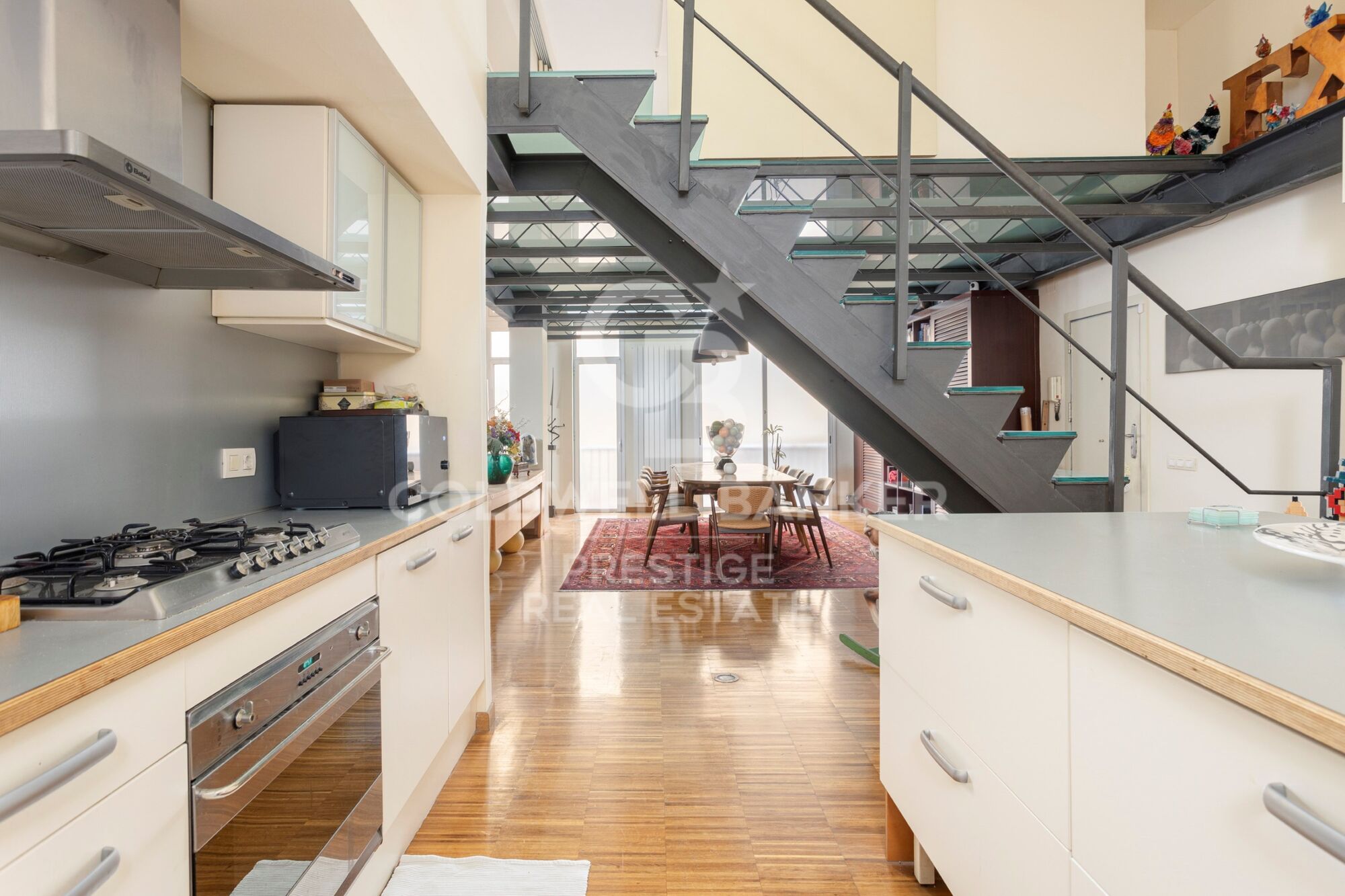 Loft singulier à quelques minutes du Park Güell 265 m², triple hauteur et usages polyvalents
