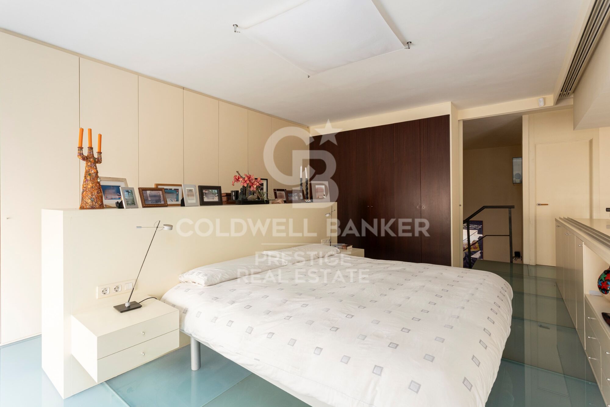 Loft singulier à quelques minutes du Park Güell 265 m², triple hauteur et usages polyvalents