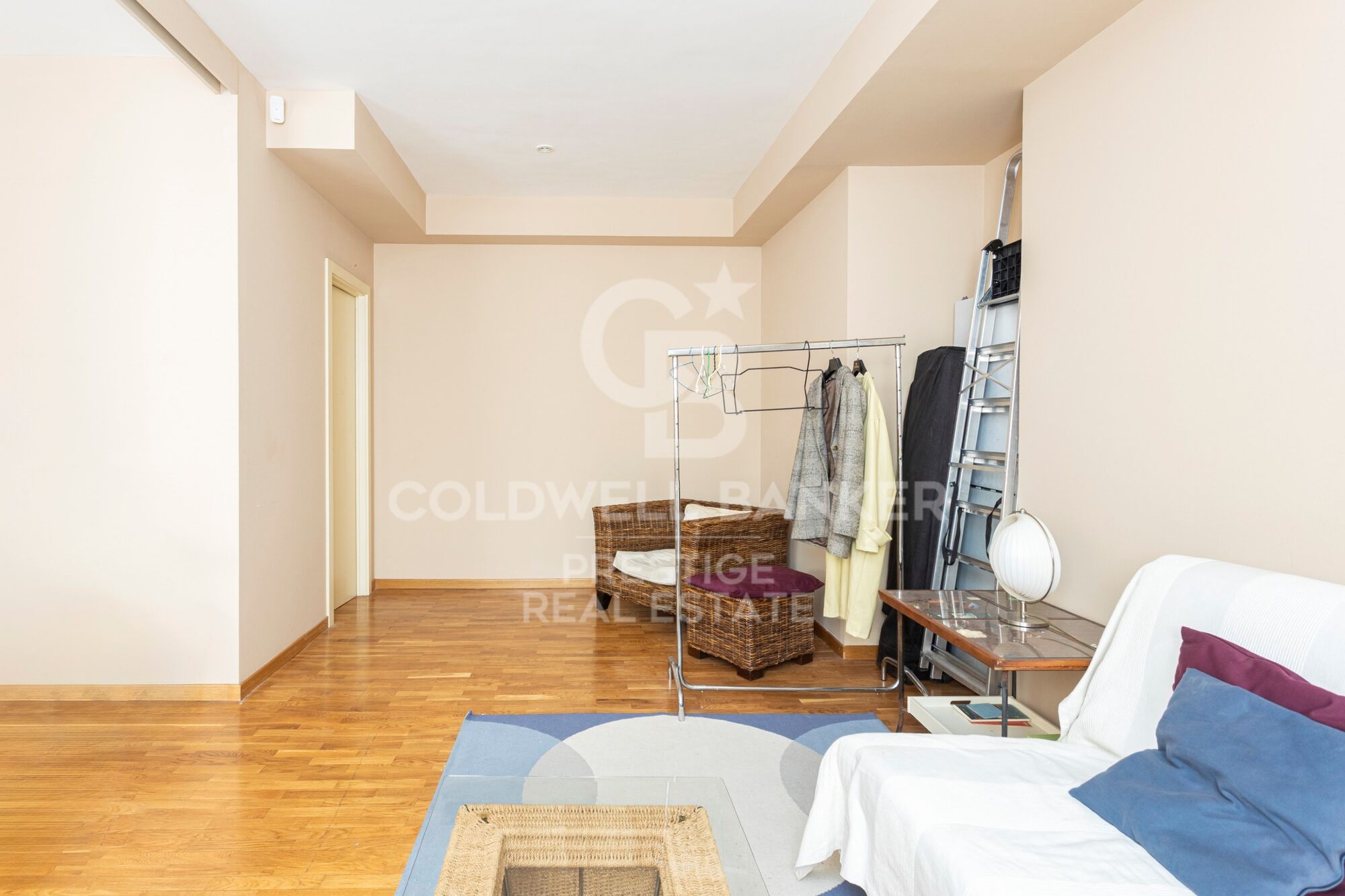 Loft singulier à quelques minutes du Park Güell 265 m², triple hauteur et usages polyvalents