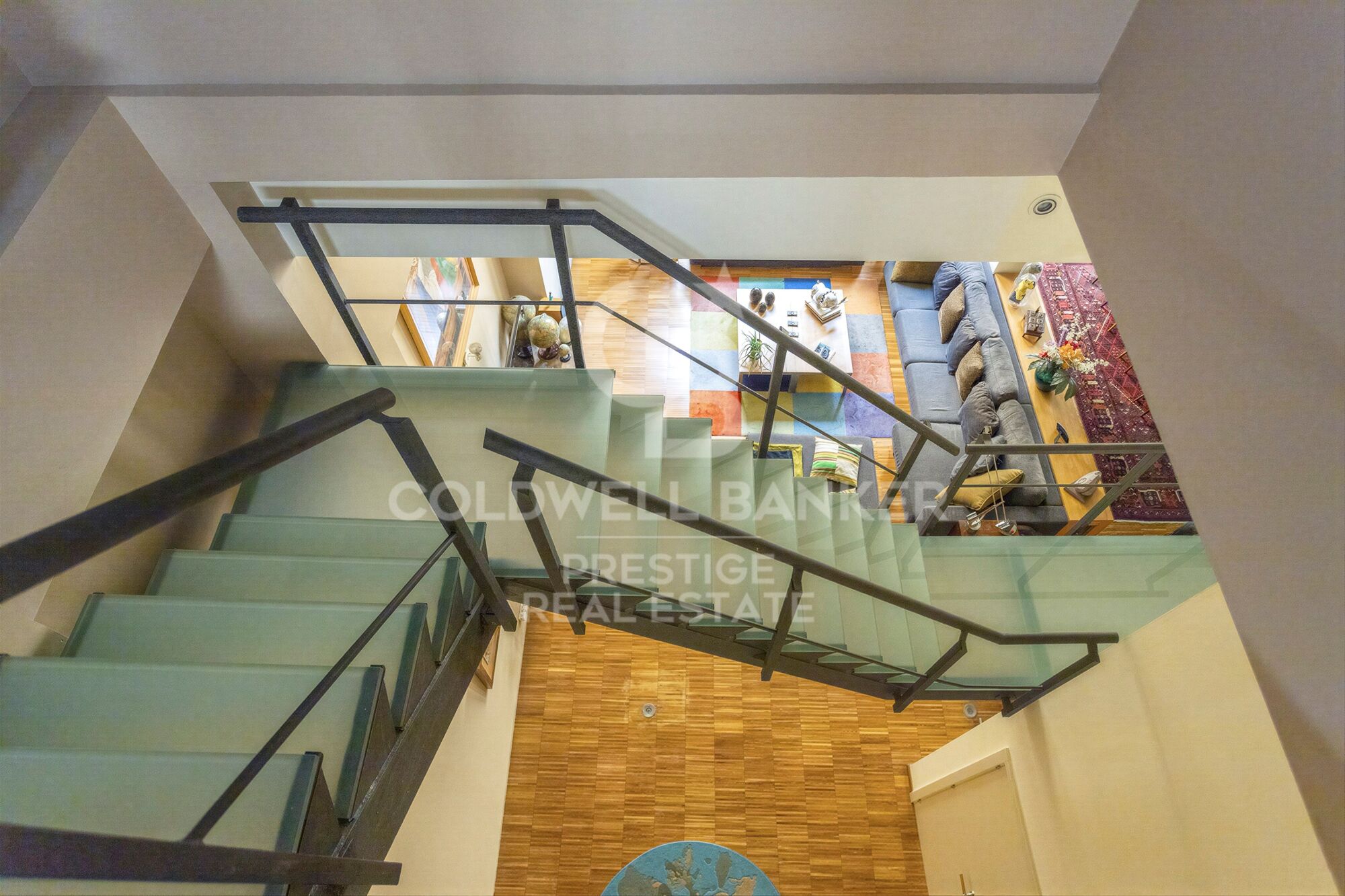 Loft singulier à quelques minutes du Park Güell 265 m², triple hauteur et usages polyvalents