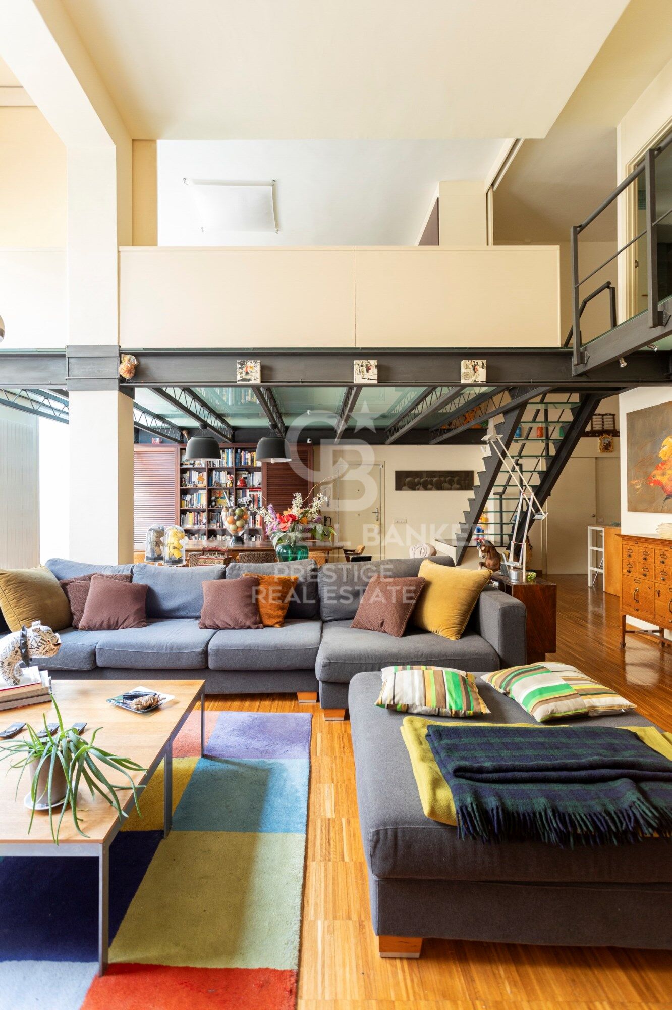 Loft singulier à quelques minutes du Park Güell 265 m², triple hauteur et usages polyvalents