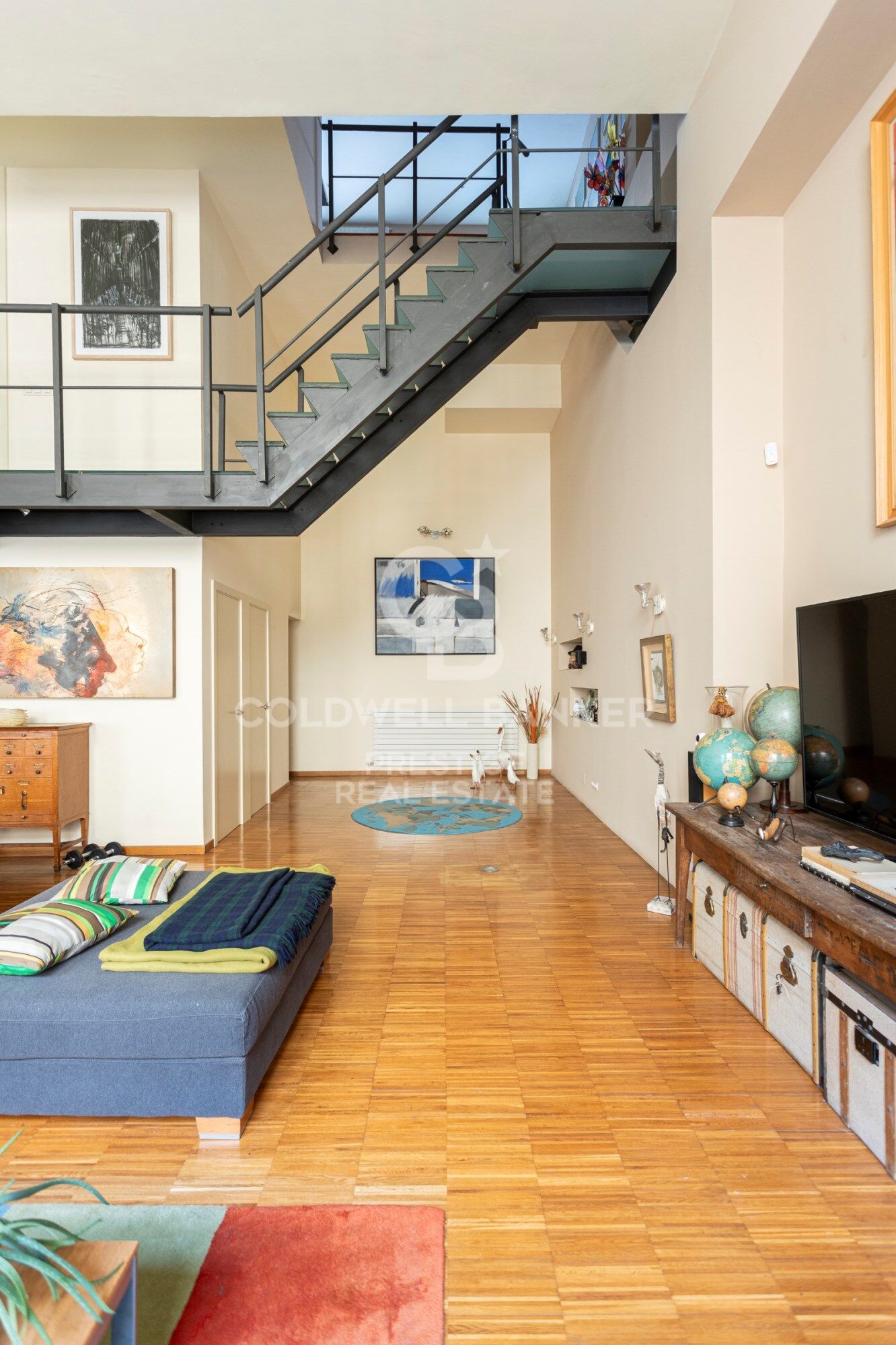 Loft singulier à quelques minutes du Park Güell 265 m², triple hauteur et usages polyvalents