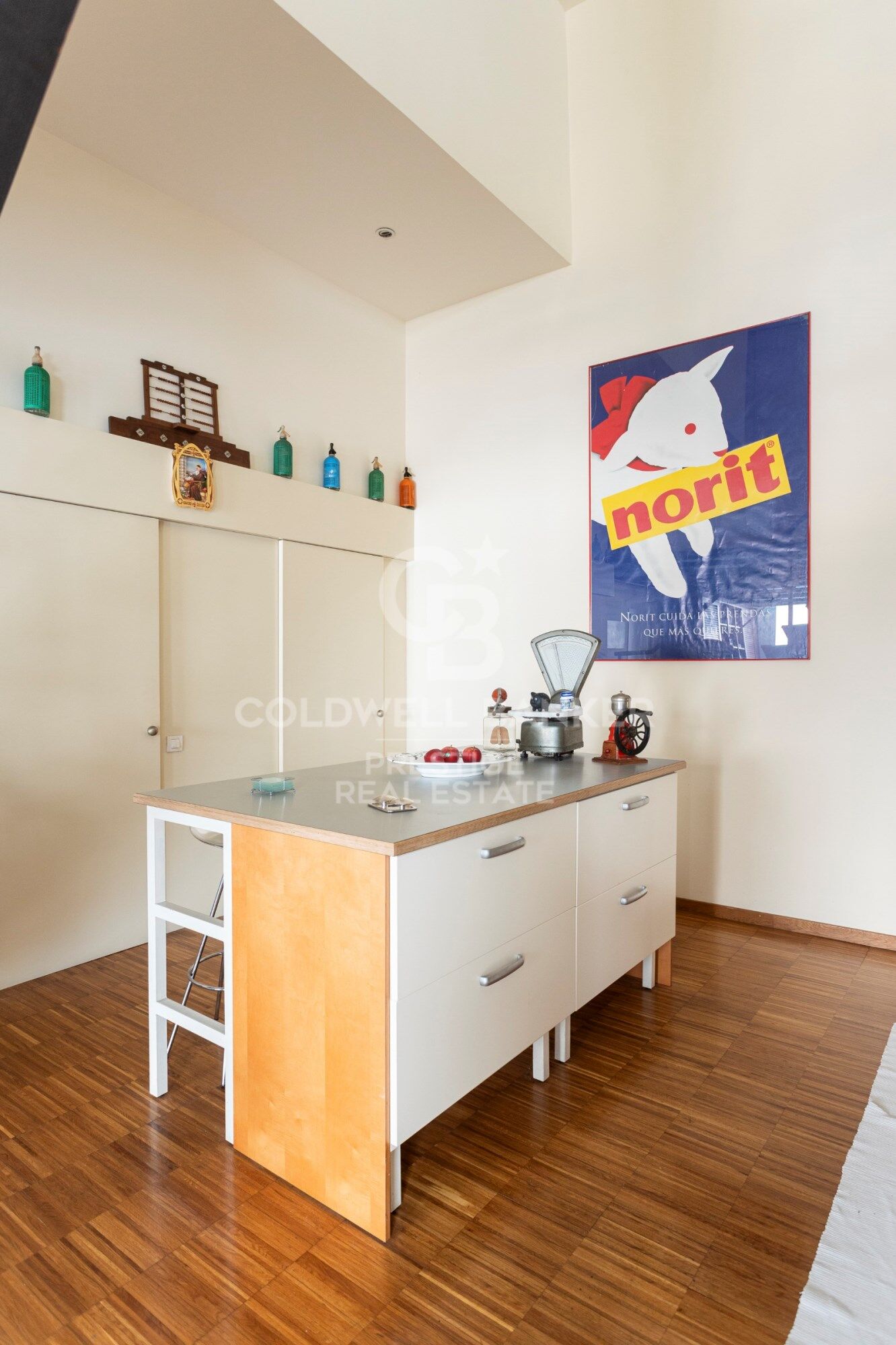 Loft singulier à quelques minutes du Park Güell 265 m², triple hauteur et usages polyvalents