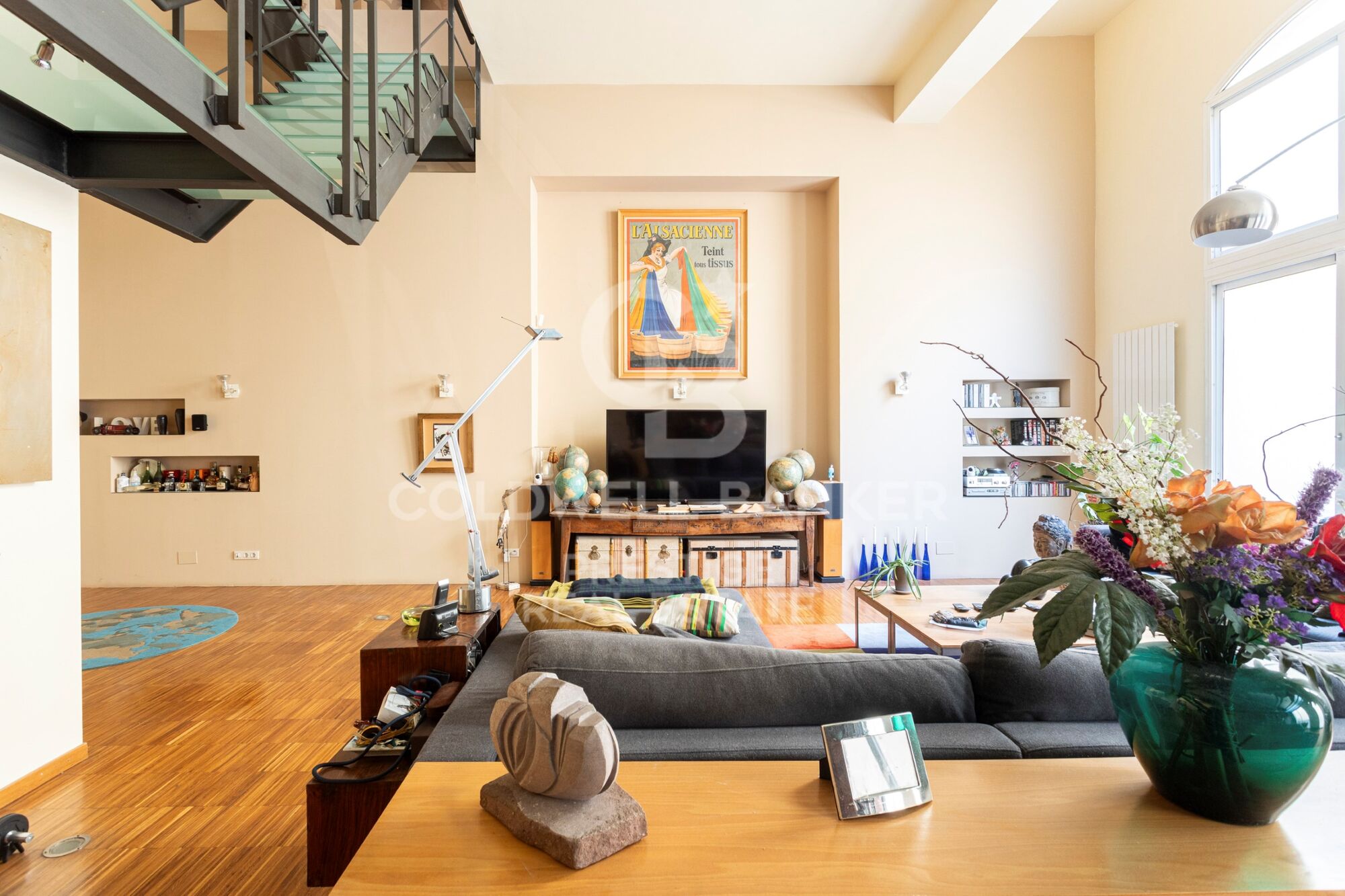 Loft singulier à quelques minutes du Park Güell 265 m², triple hauteur et usages polyvalents