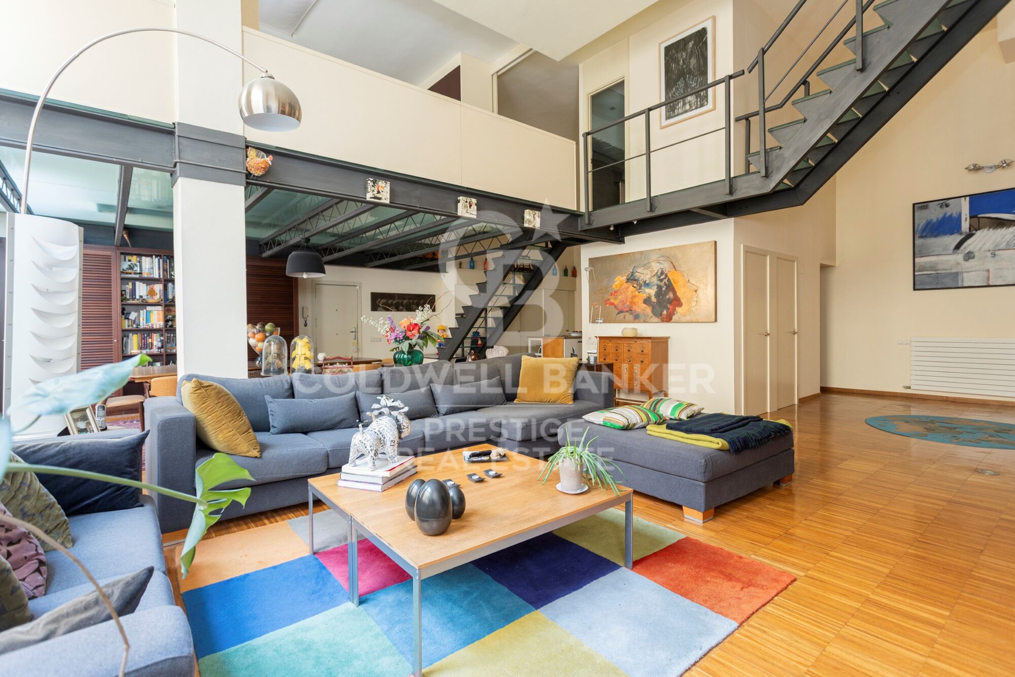 Loft singulier à quelques minutes du Park Güell 265 m², triple hauteur et usages polyvalents