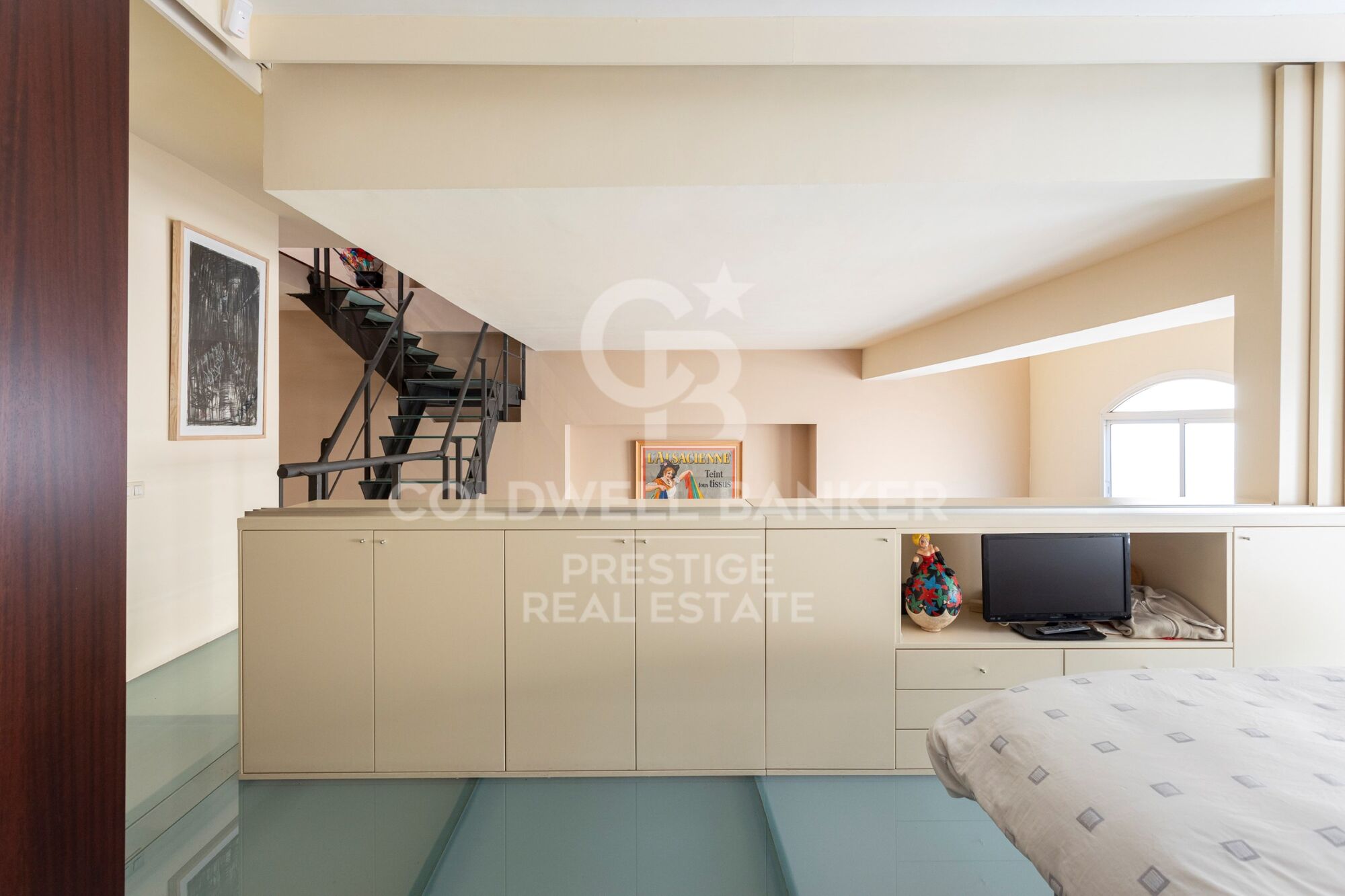 Loft singulier à quelques minutes du Park Güell 265 m², triple hauteur et usages polyvalents