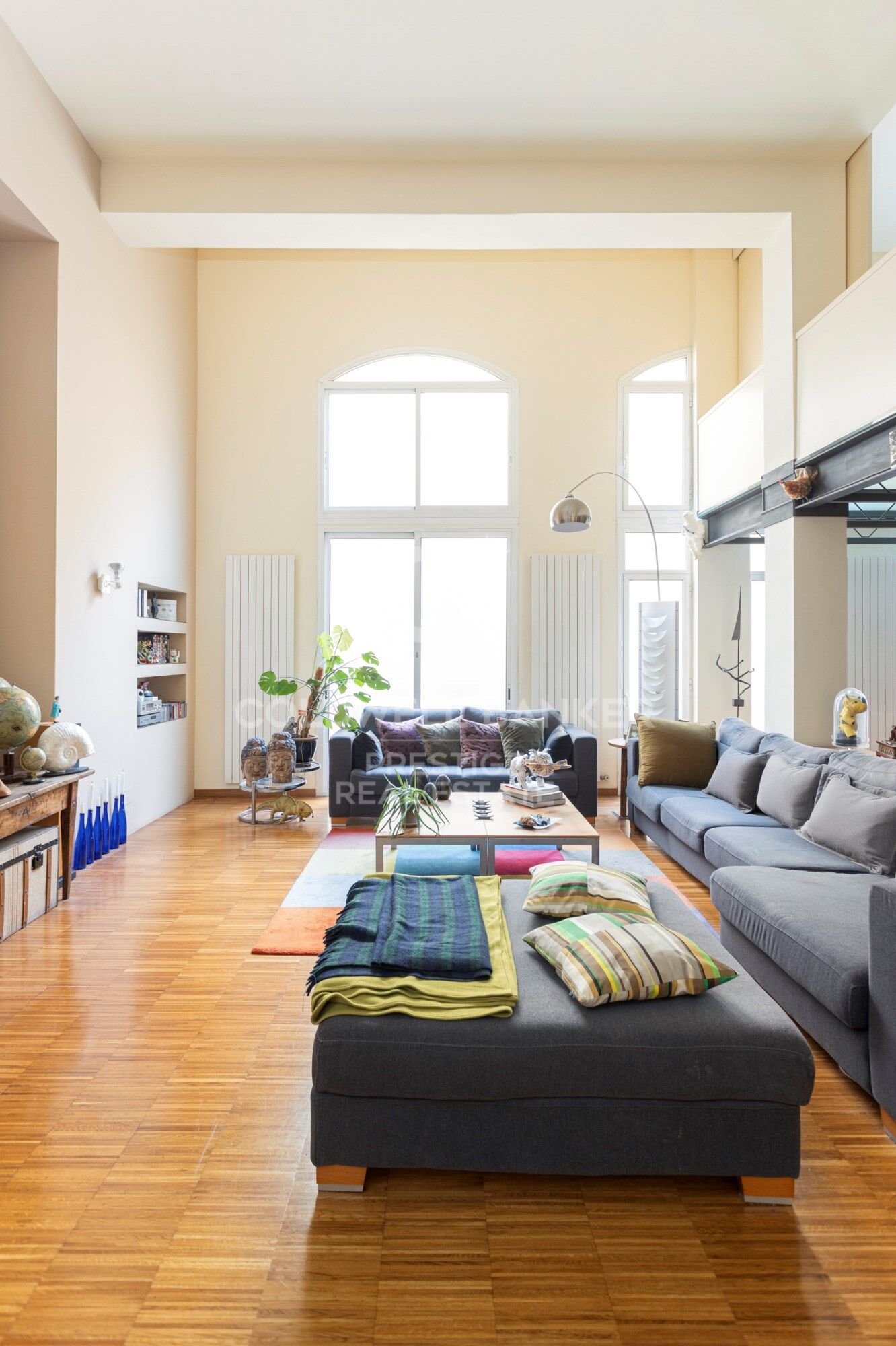 Loft singulier à quelques minutes du Park Güell 265 m², triple hauteur et usages polyvalents