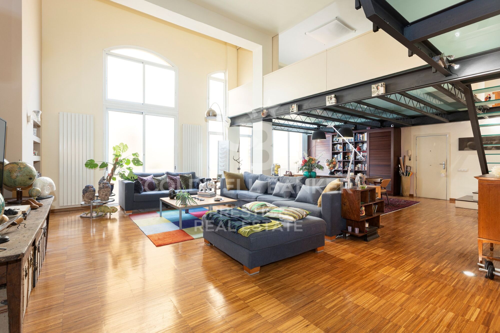 Loft singulier à quelques minutes du Park Güell 265 m², triple hauteur et usages polyvalents