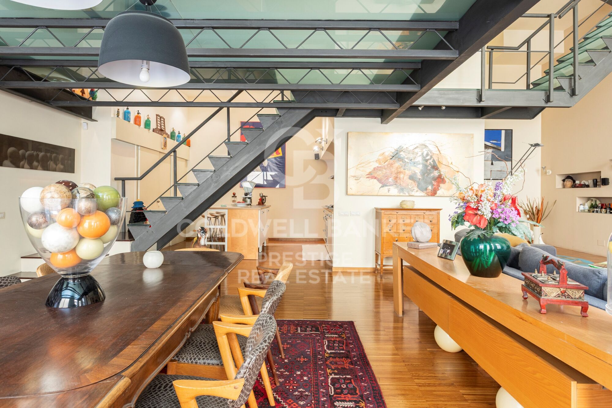 Loft singulier à quelques minutes du Park Güell 265 m², triple hauteur et usages polyvalents
