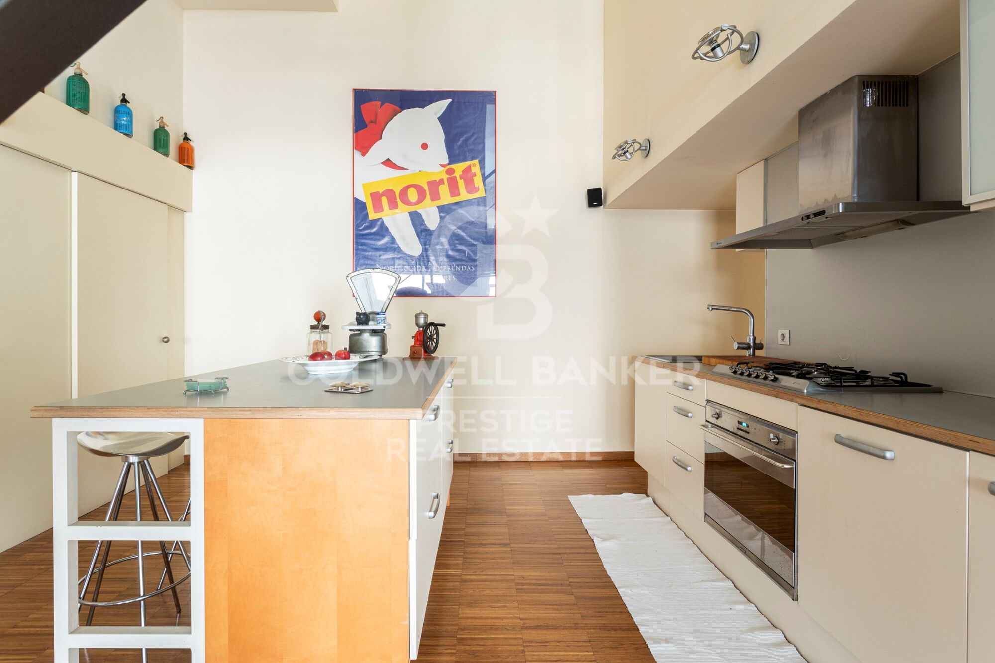 Loft singulier à quelques minutes du Park Güell 265 m², triple hauteur et usages polyvalents