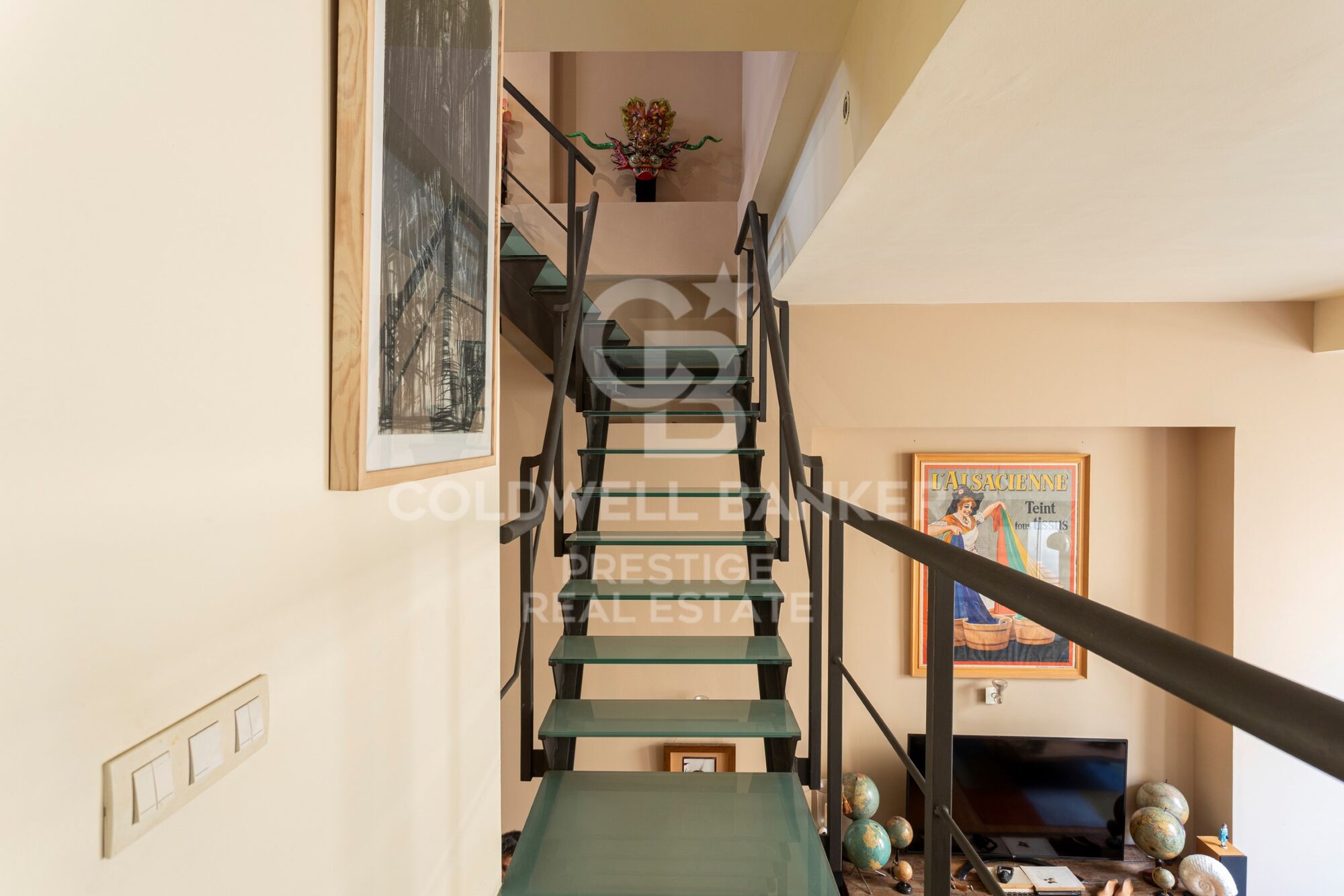 Loft singulier à quelques minutes du Park Güell 265 m², triple hauteur et usages polyvalents
