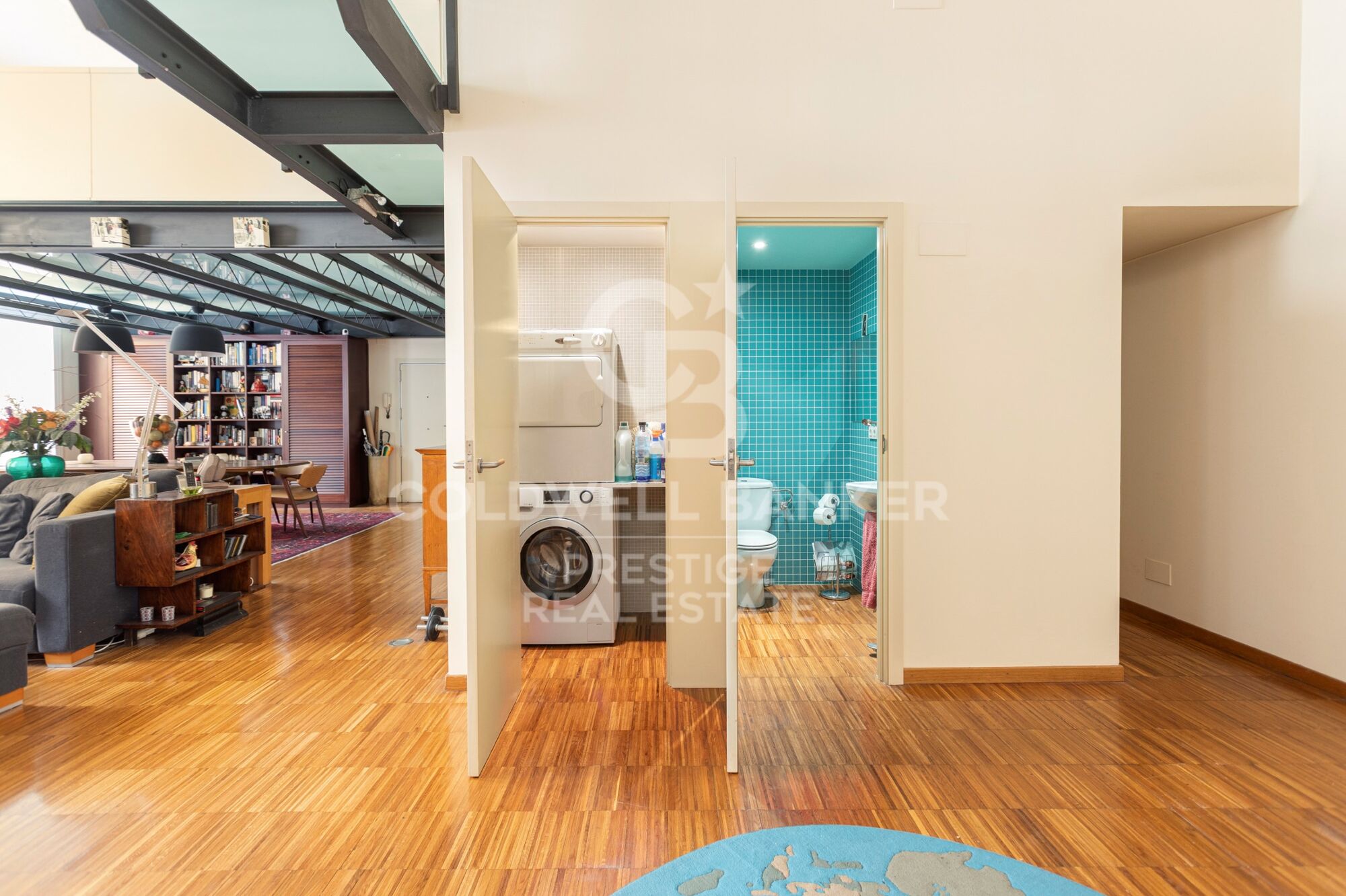 Loft singulier à quelques minutes du Park Güell 265 m², triple hauteur et usages polyvalents