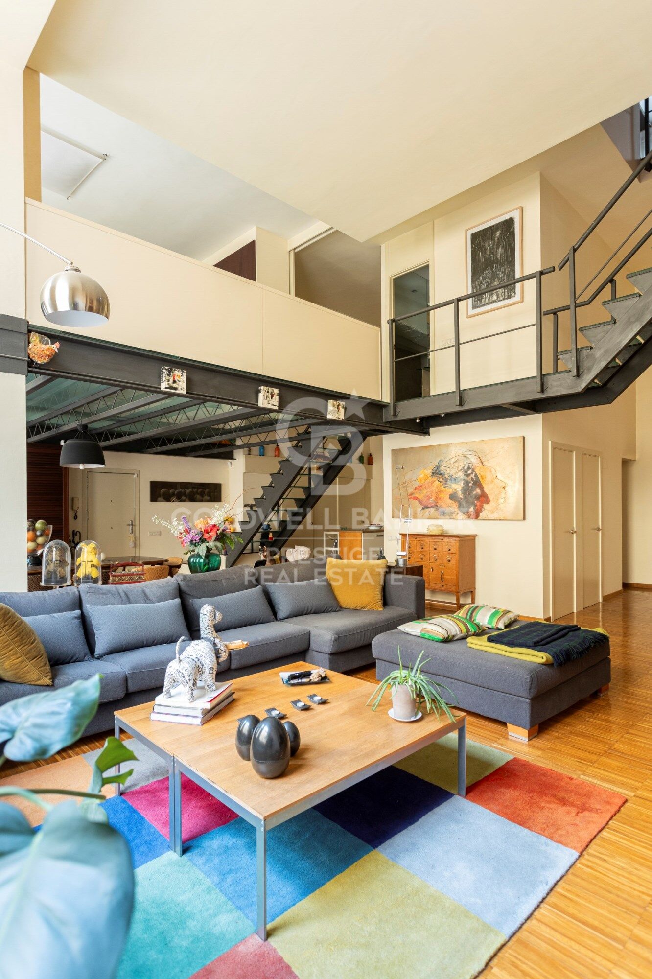 Loft singulier à quelques minutes du Park Güell 265 m², triple hauteur et usages polyvalents