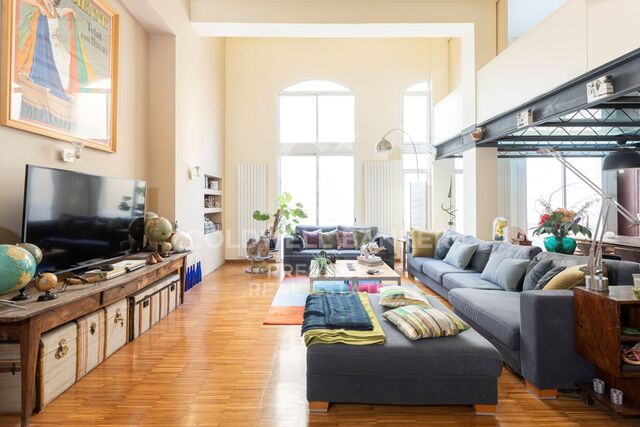 Unique loft just minutes from Park Güell 265 m², triple-height space and versatile uses