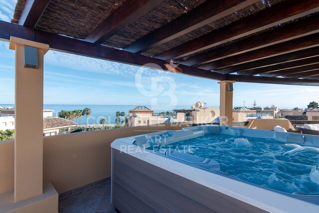 Elegant penthouse with sea views in Costalita, Estepona