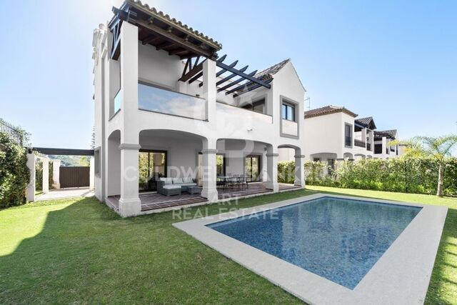 Preciosa villa renovada en Azata Golf, Estepona