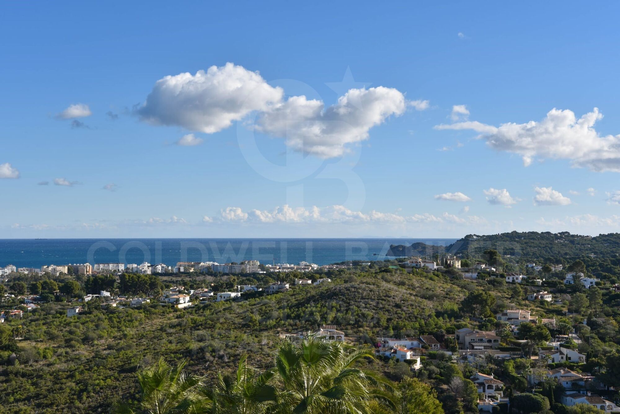 Une maison avec une lumière, un espace et des vues inégalés