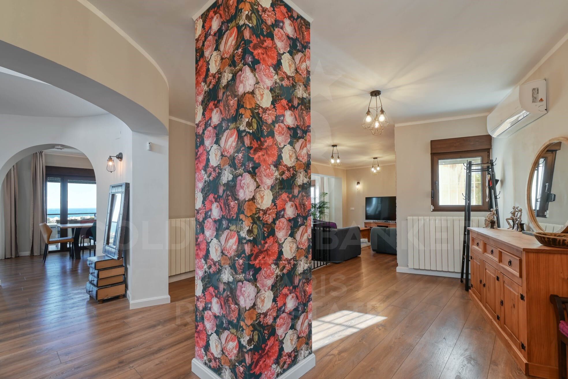 Une maison avec une lumière, un espace et des vues inégalés