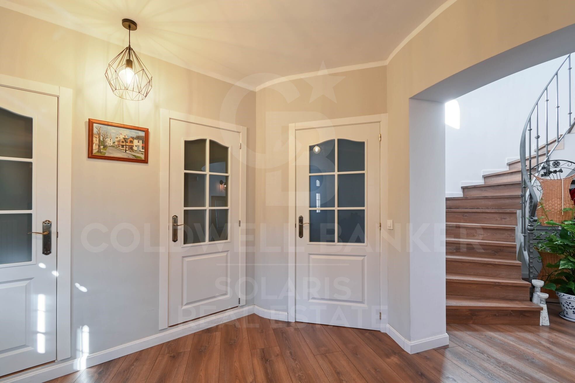 Une maison avec une lumière, un espace et des vues inégalés