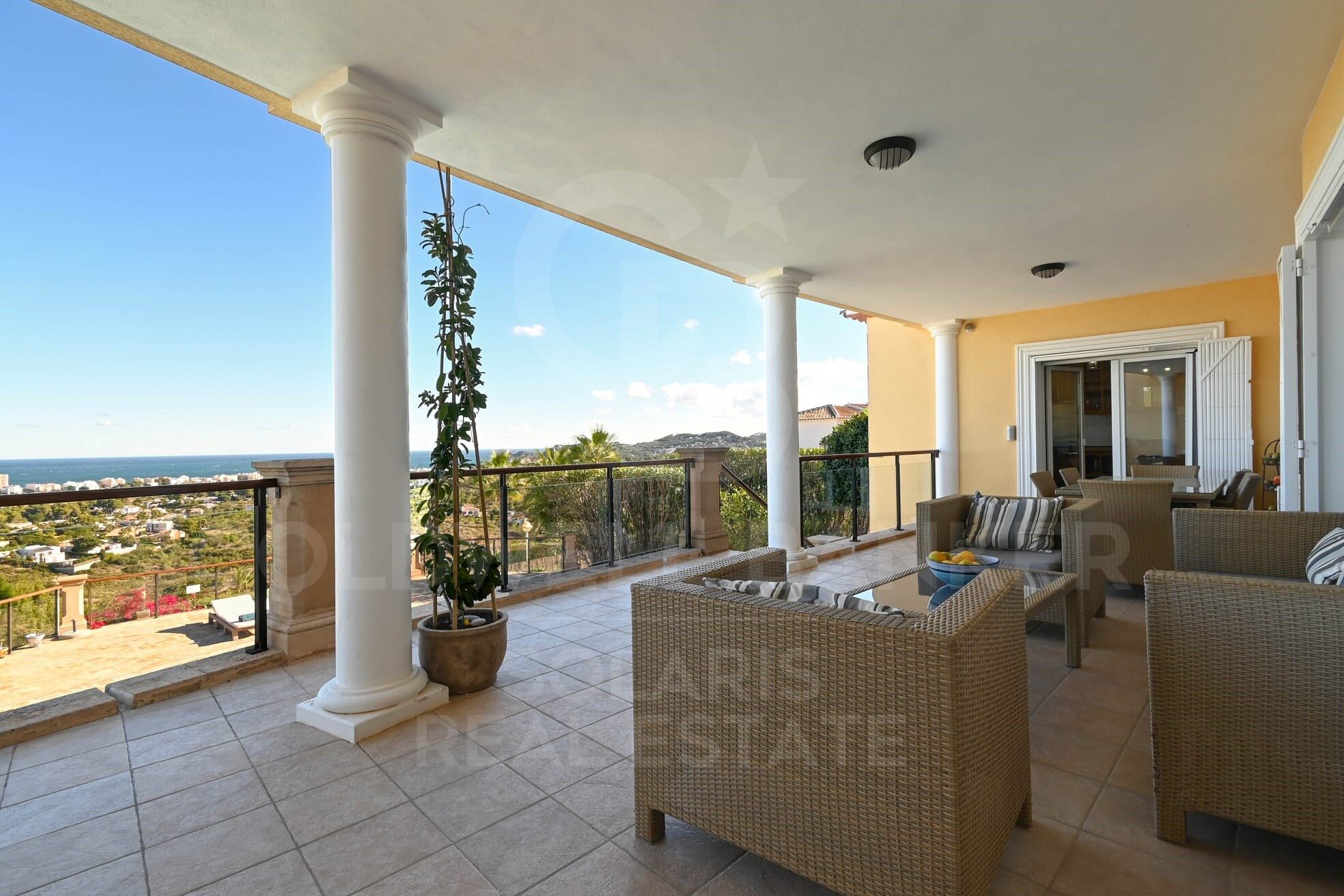 Une maison avec une lumière, un espace et des vues inégalés