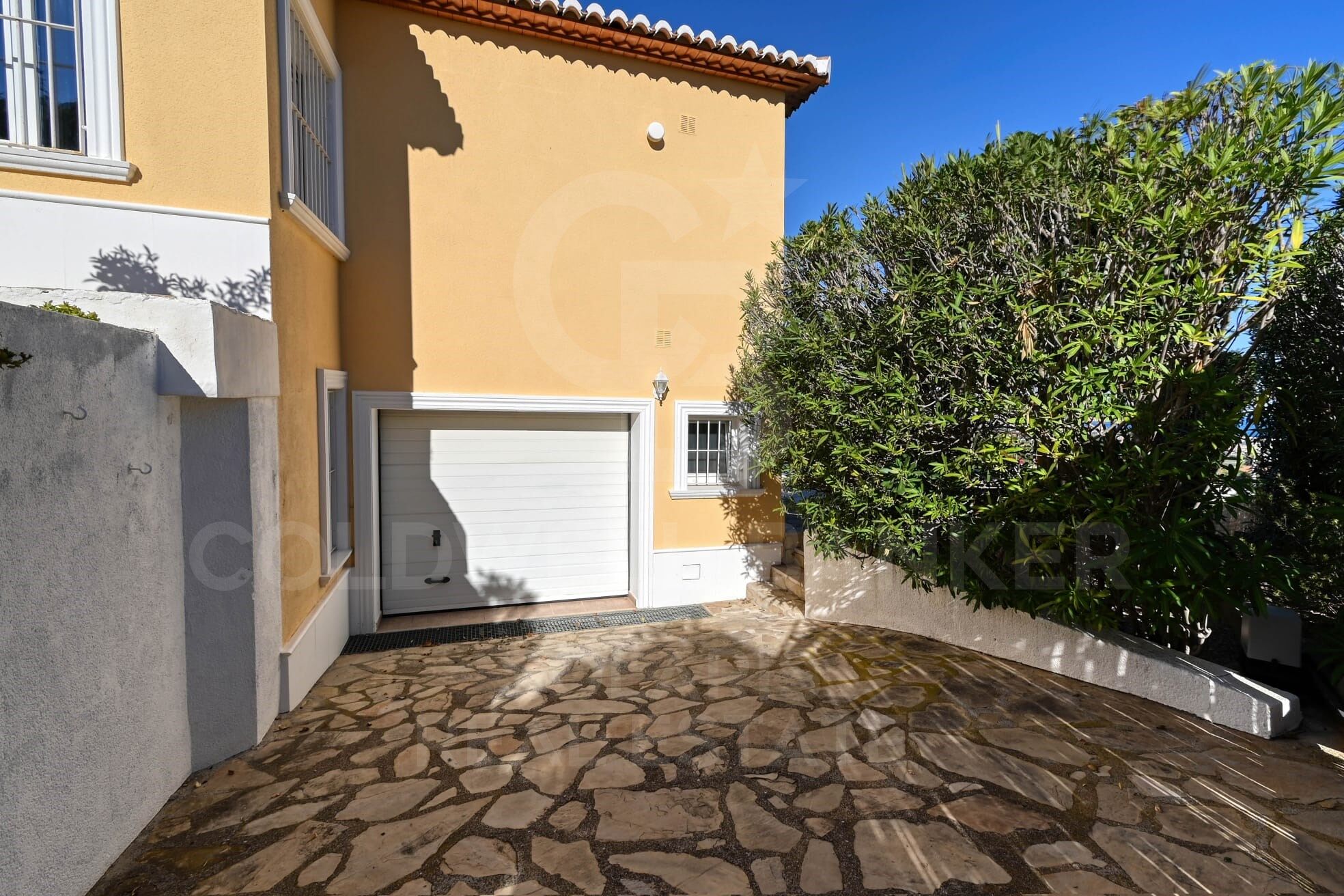 Une maison avec une lumière, un espace et des vues inégalés