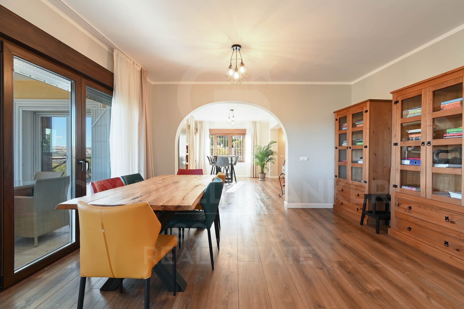 Une maison avec une lumière, un espace et des vues inégalés