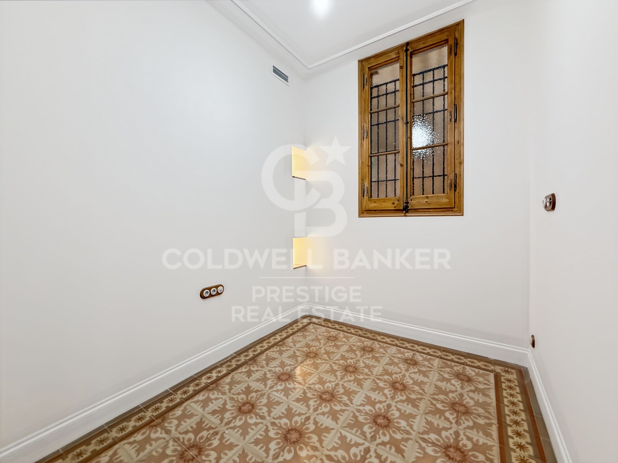 Renovated apartment in period building by Enric Granados