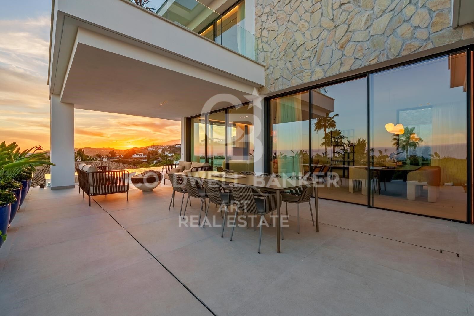 Exceptional Contemporary Villa in La Quinta with Panoramic Views