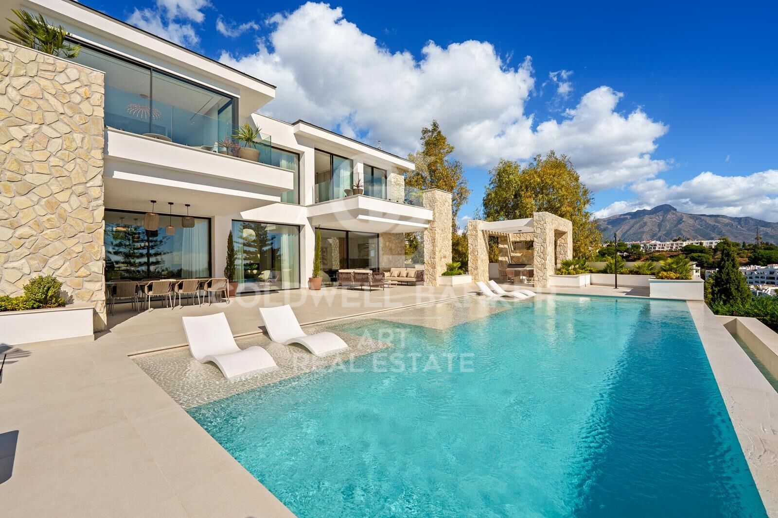 Exceptional villa in La Quinta with spectacular sea and mountain views