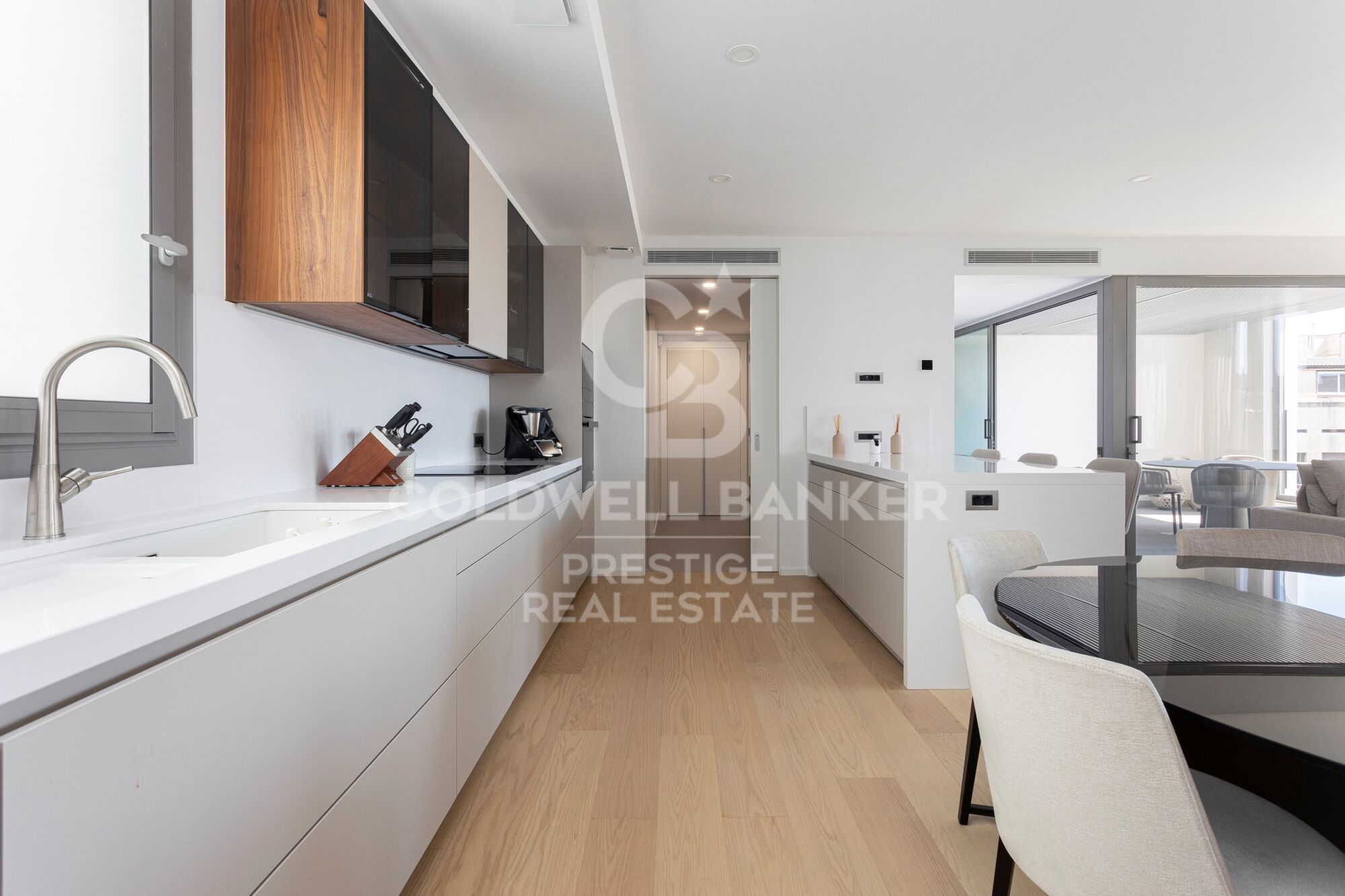 For sale refurbished penthouse with terrace and optional parking in Rambla Cataluña ,Barcelona
