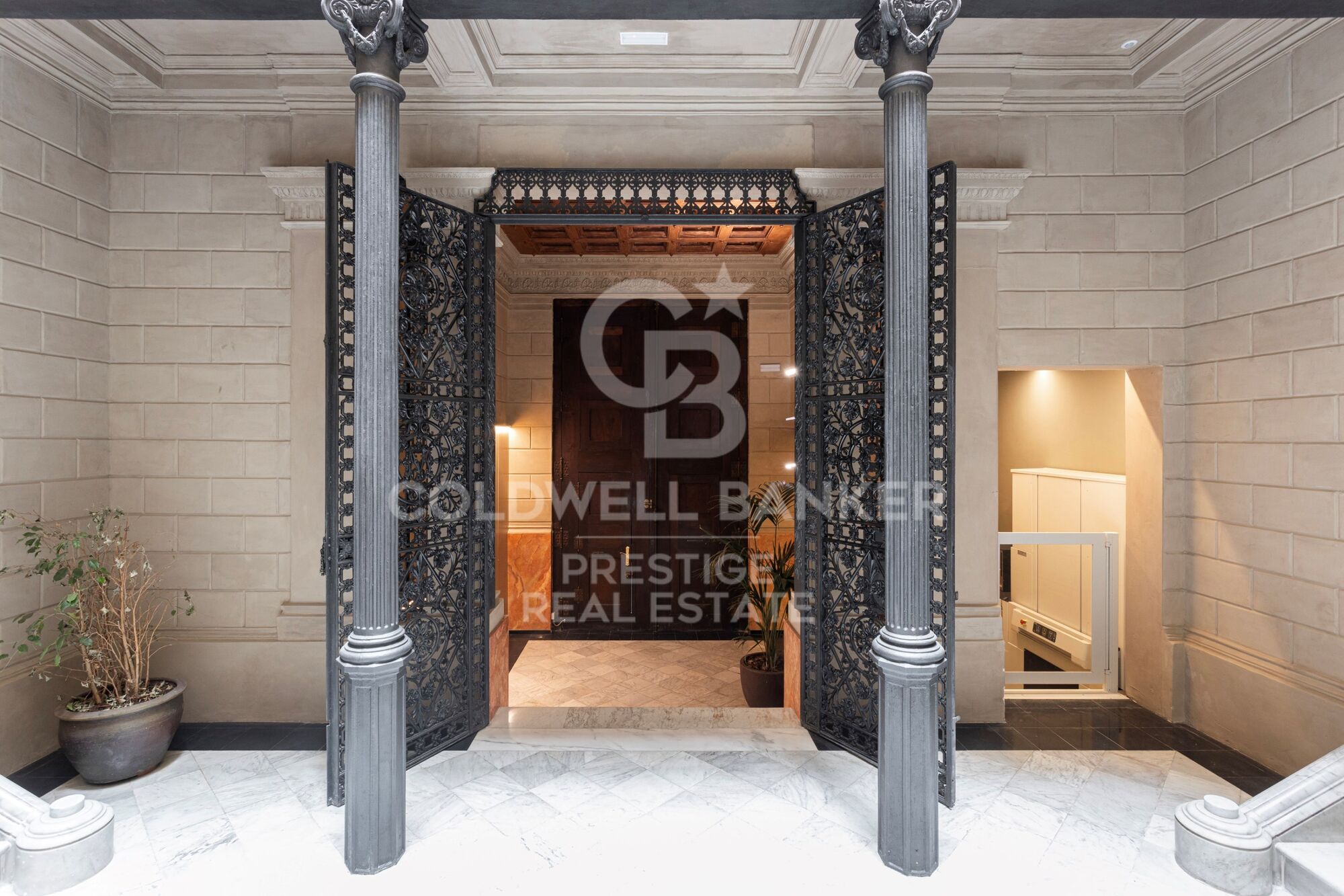 For sale refurbished penthouse with terrace and optional parking in Rambla Cataluña ,Barcelona