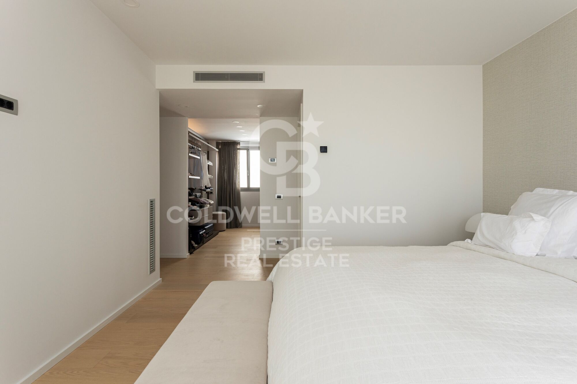 For sale refurbished penthouse with terrace and optional parking in Rambla Cataluña ,Barcelona