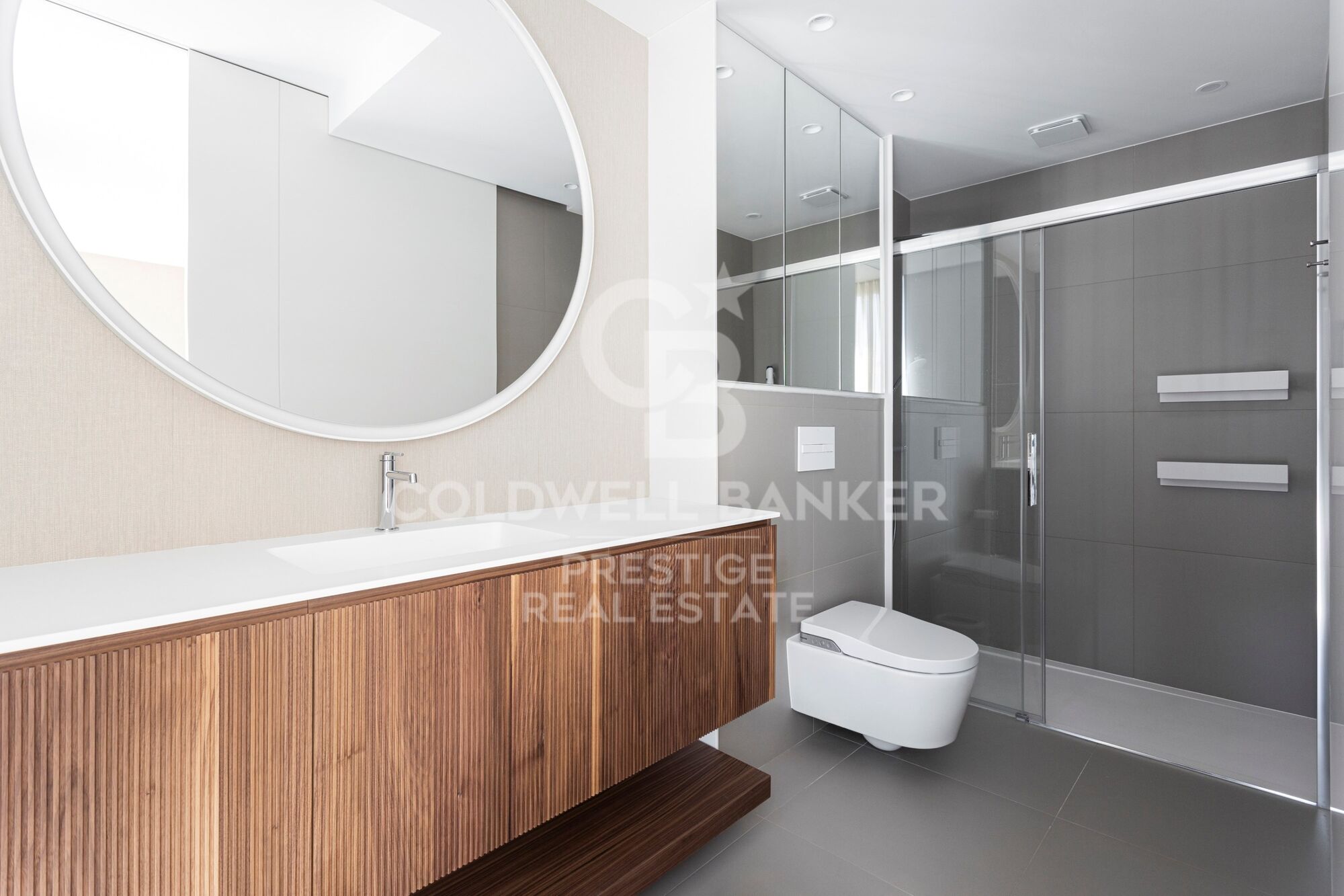 For sale refurbished penthouse with terrace and optional parking in Rambla Cataluña ,Barcelona