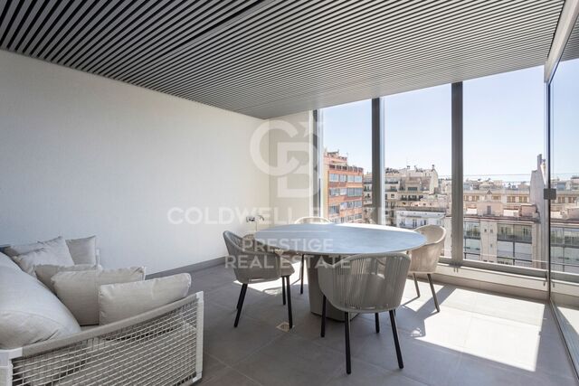 À vendre Penthouse rénové avec terrasse et option de parking sur la Rambla de Catalogne, à Barcelone.
