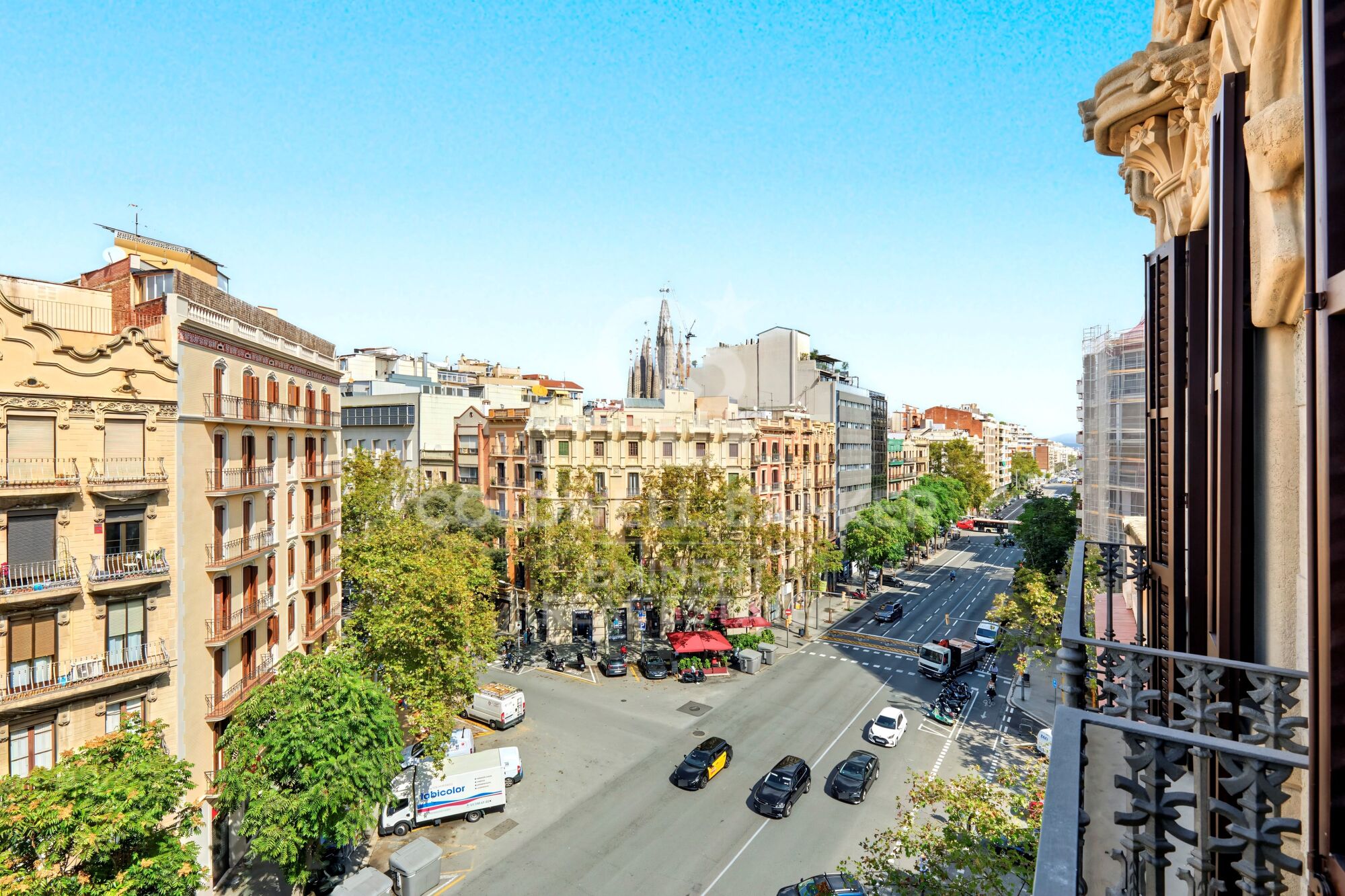 Exclusivo piso reformado con vistas a la Sagrada Familia en finca regia rehabilitada