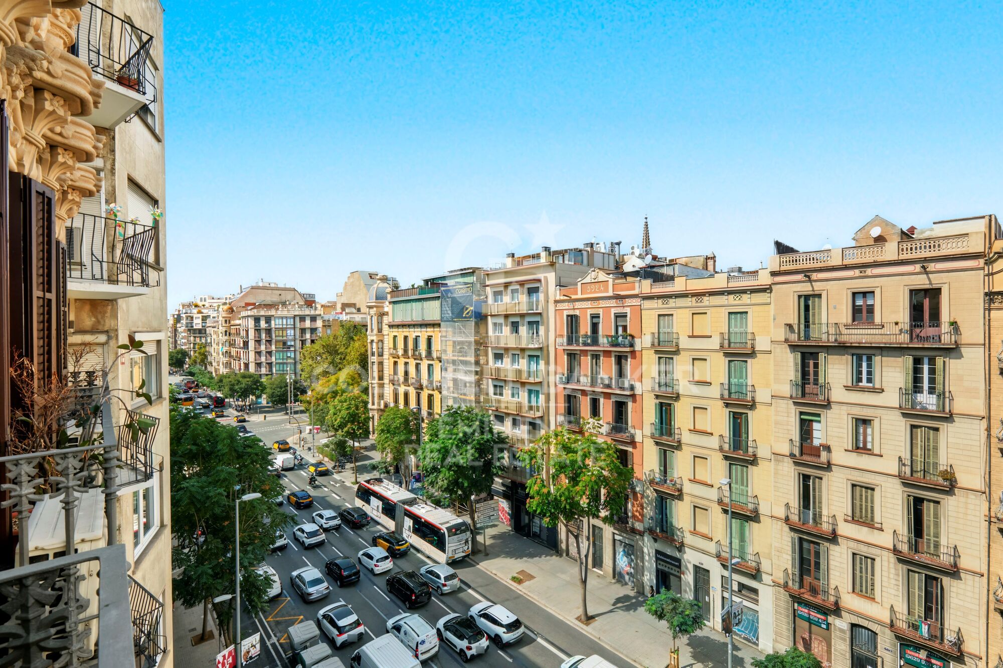 Exclusivo piso reformado con vistas a la Sagrada Familia en finca regia rehabilitada