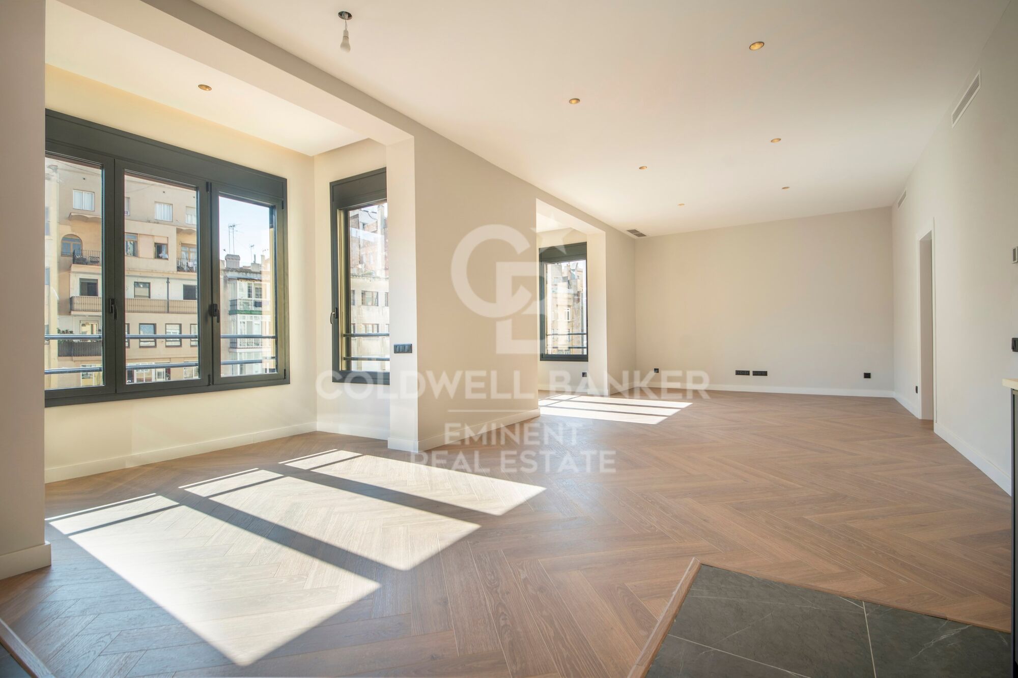 Élégant appartement rénové de 150 m² dans un immeuble classique près de la Rambla Catalunya