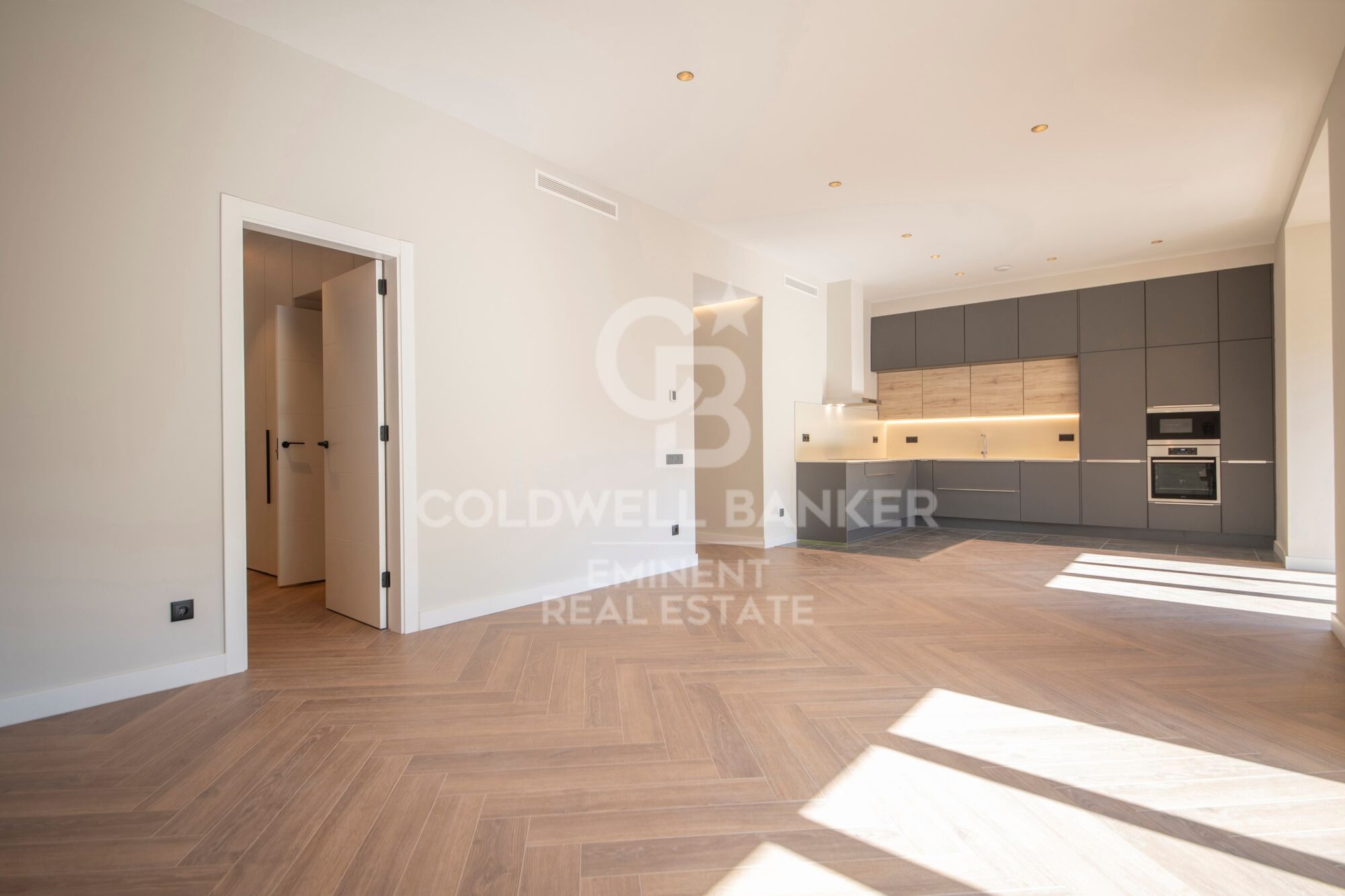Élégant appartement rénové de 150 m² dans un immeuble classique près de la Rambla Catalunya