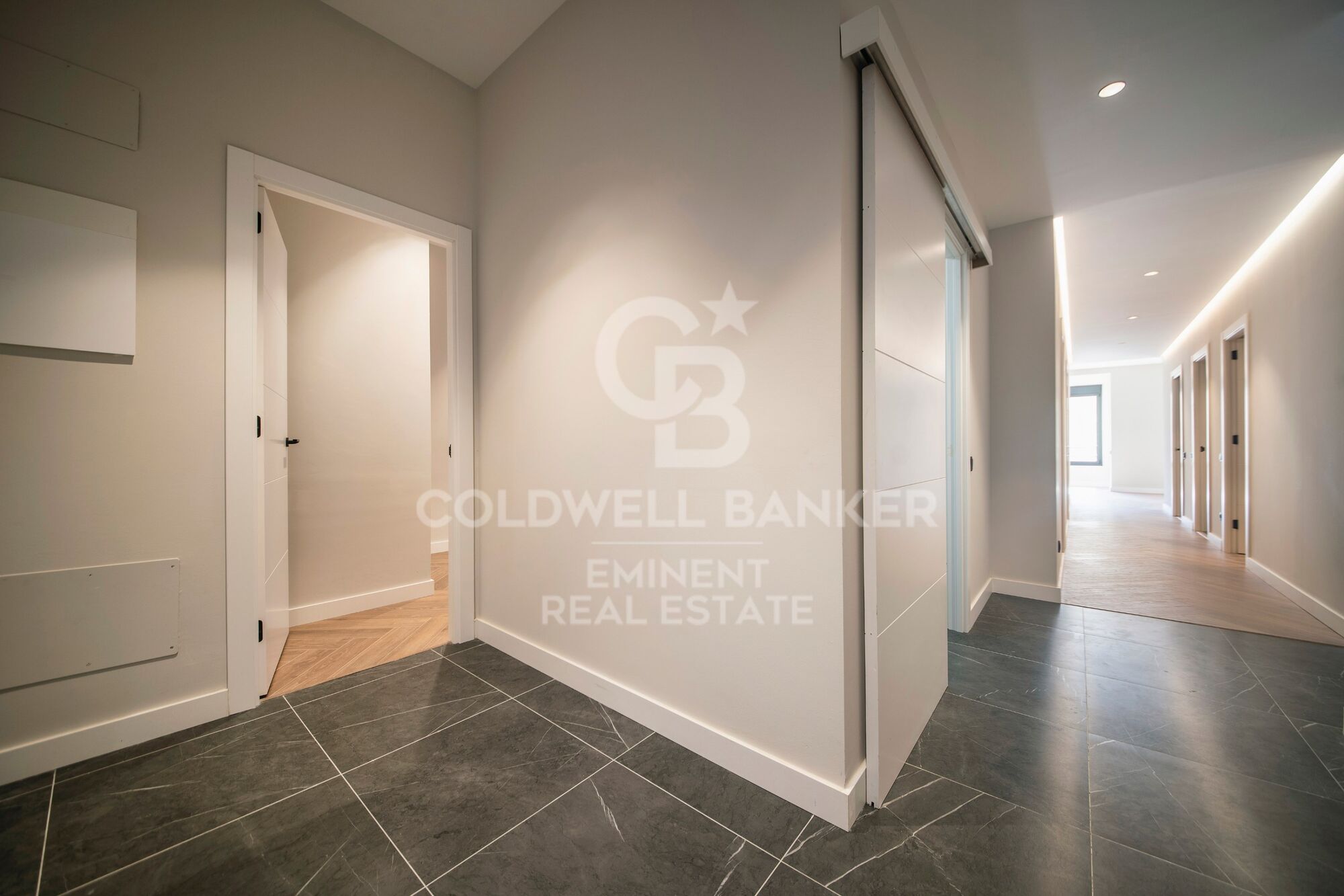 Élégant appartement rénové de 150 m² dans un immeuble classique près de la Rambla Catalunya